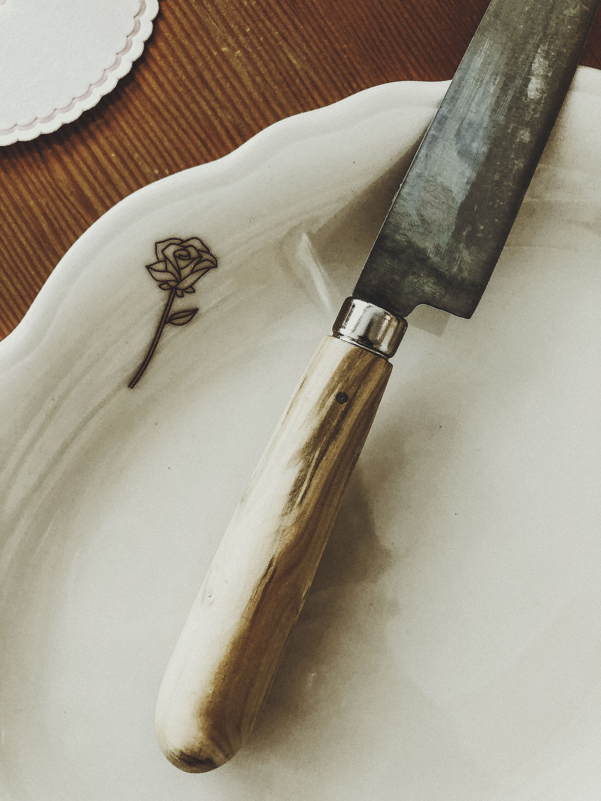  White plate with rose and steak knife 