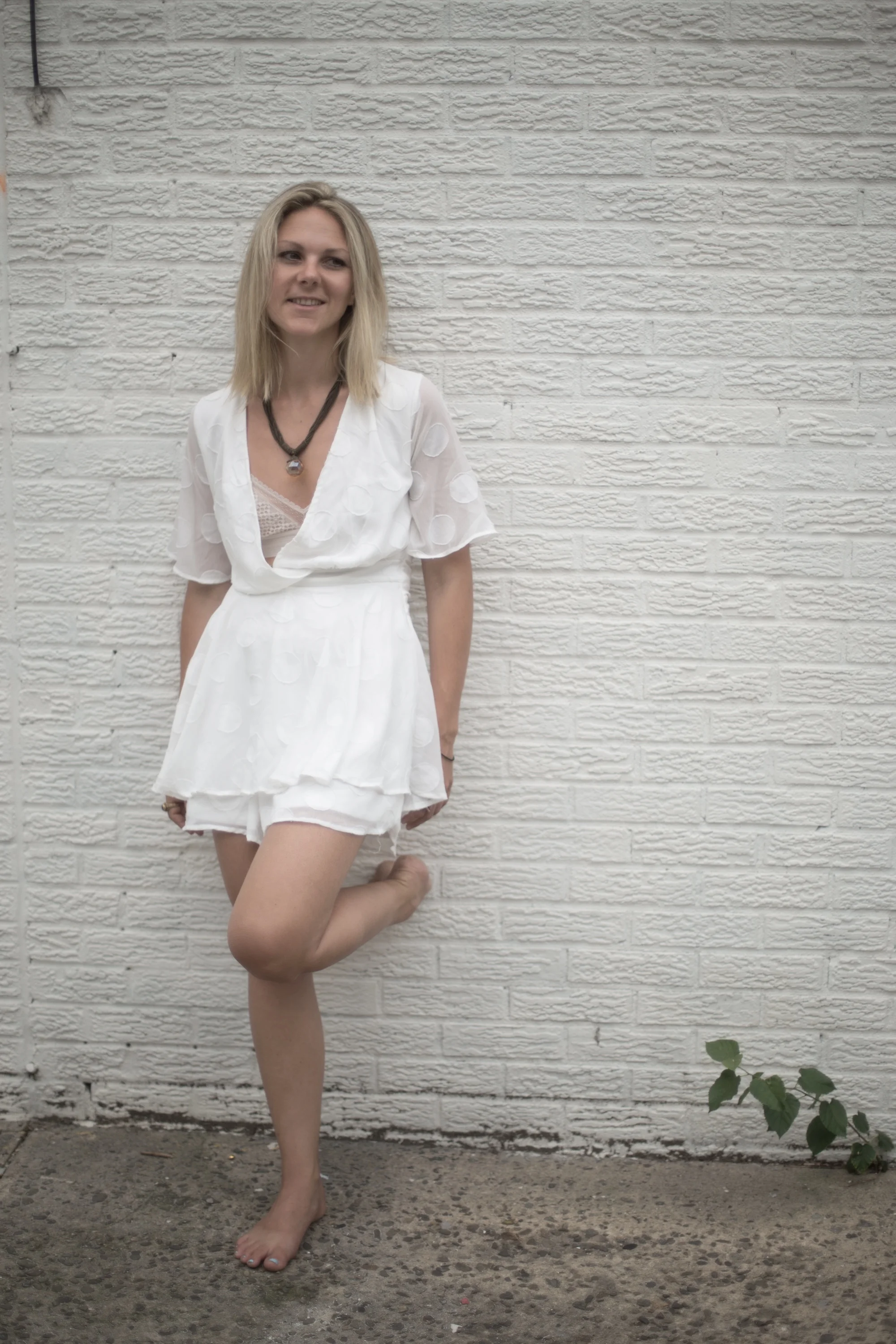 White+Wall+-+knee.jpg