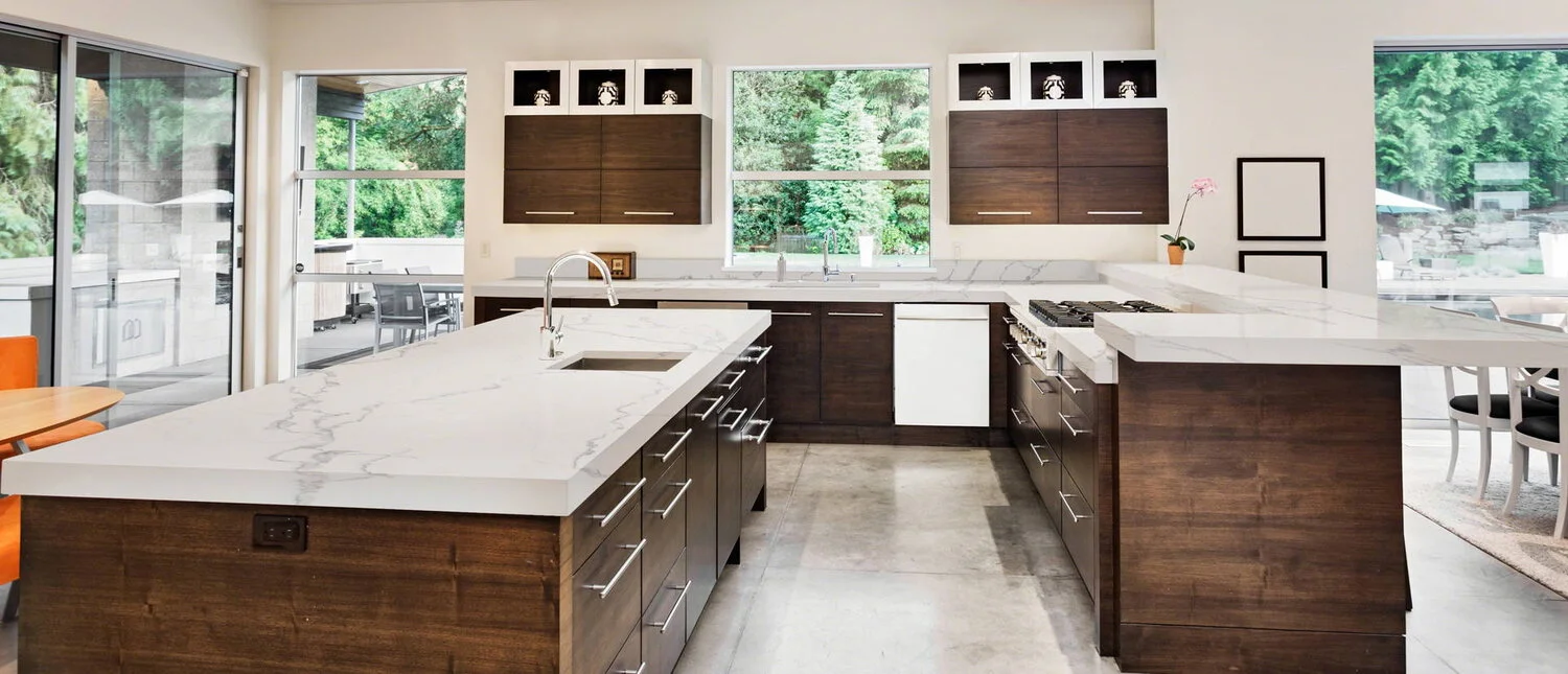 Quartz countertops in a marble-look.