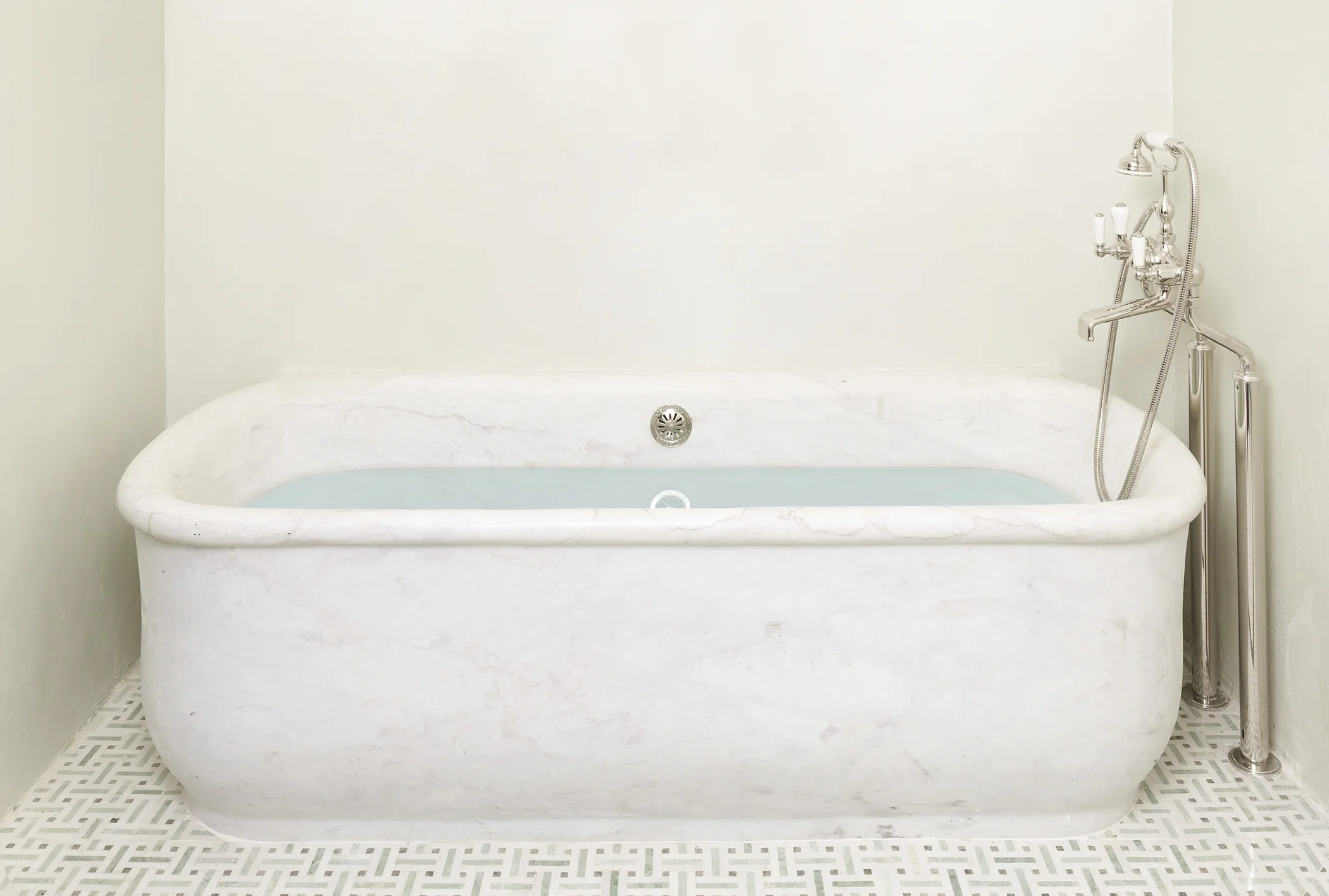 138Ninth_Base_BathTub.jpg