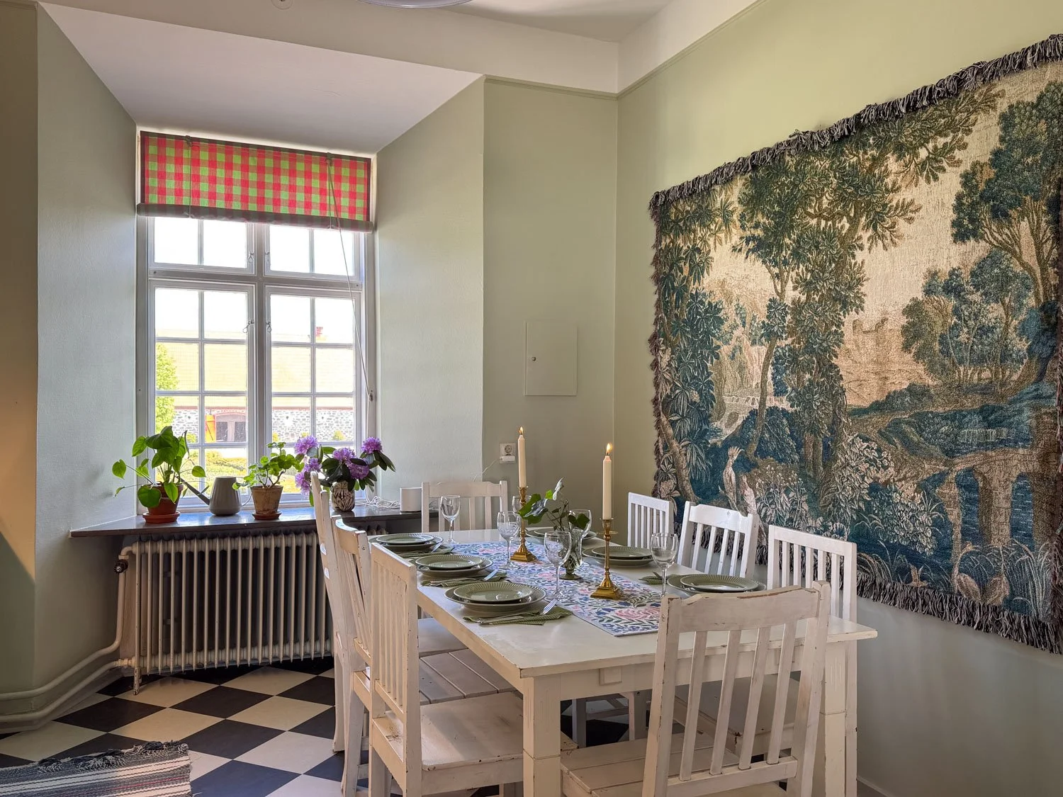 slottets-gästvåning-kök-matsalsbord-1.jpg