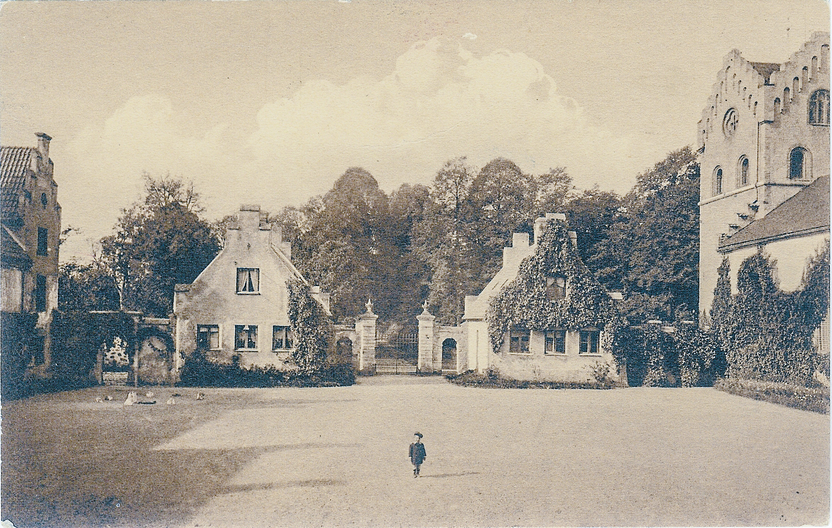  Carl-Philip Bonde im Innenhof ungefähr 1910 