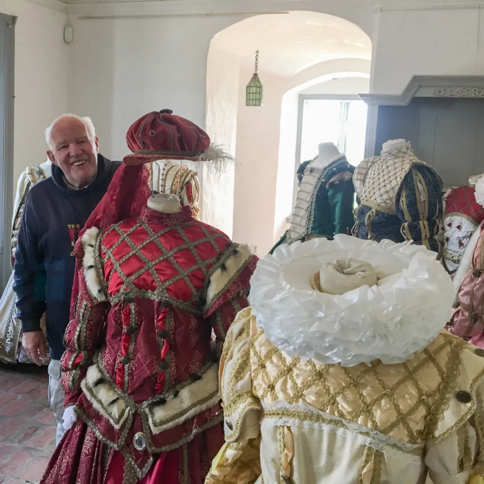 Bengt Owald är dräktkonstnären som vill intressera barn och unga för vår renässanshistoria. Föreningen Kong Christian har sedan många år besökt slott och evenemang i Skåne och Danmark. Föreningen gör uppvisningar med barn i historiska dräkter.
