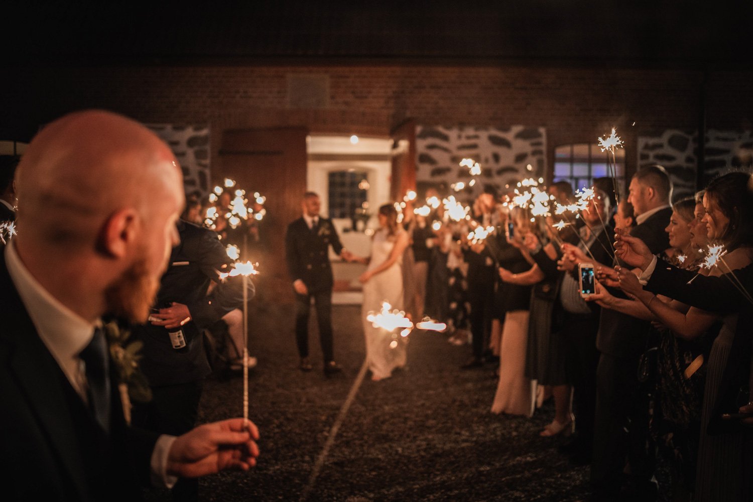  Toastmadam eller toastmaster koordinerar med hovmästaren – här en bensträckare på gården  Foto: Fredrik Mårtensson 