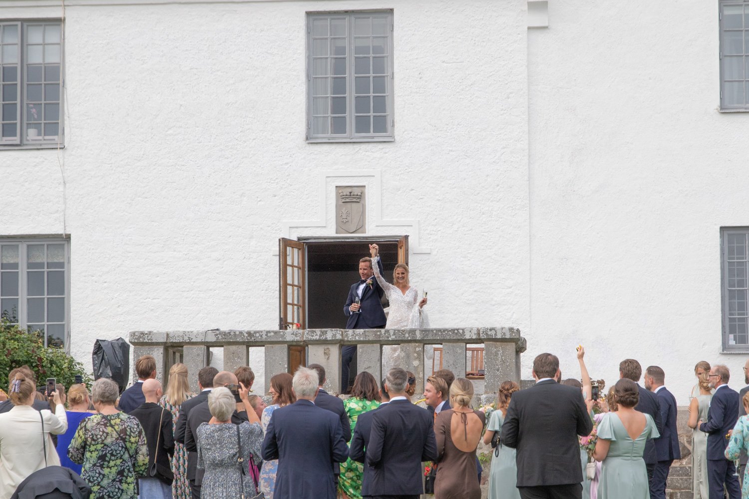  Hälsa gästerna välkomna med en brudskål efter ceremonin 