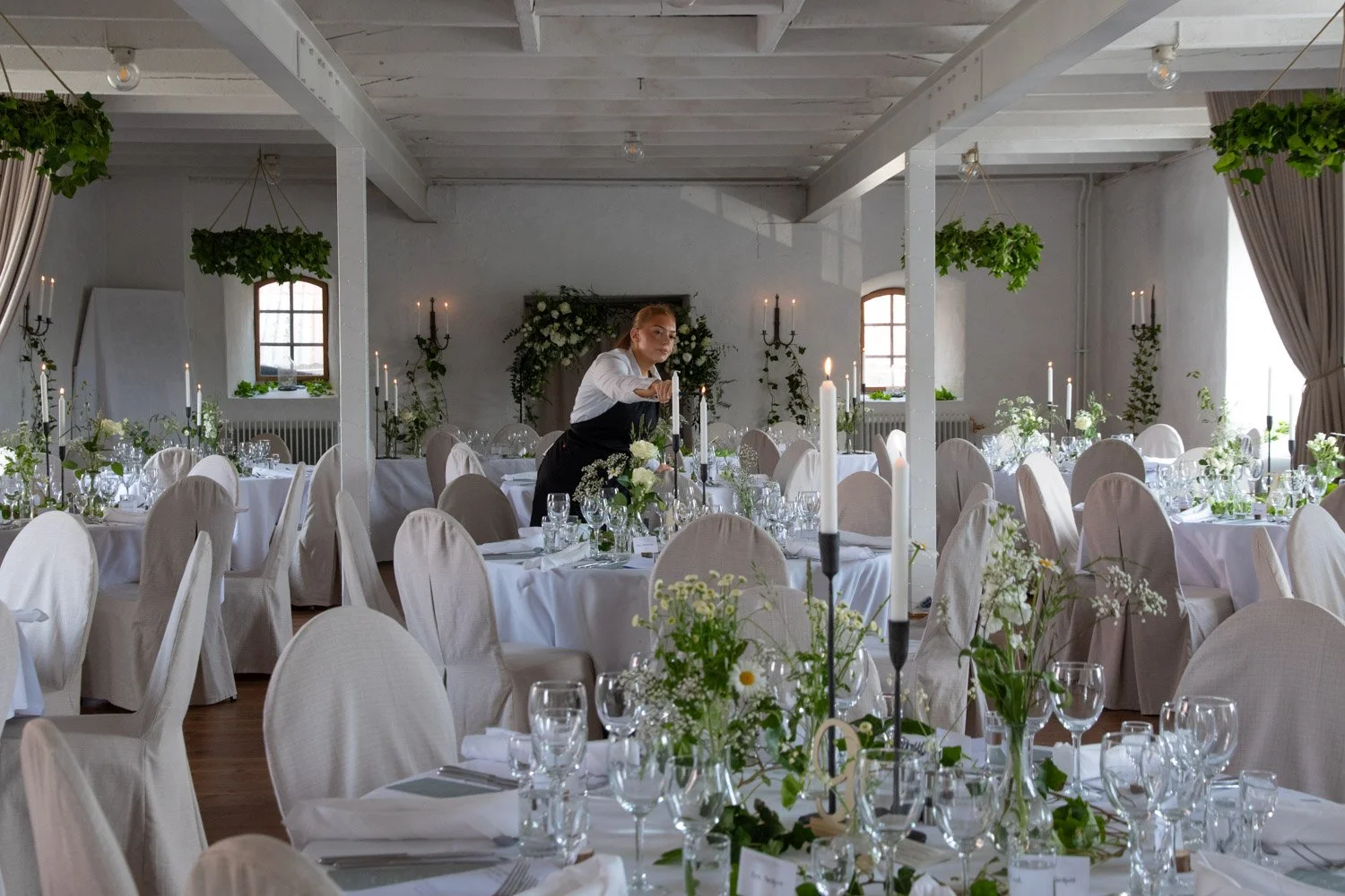  Brudbåge, ringar för tak, ledslingor, vaser, paraplyer finns att låna 