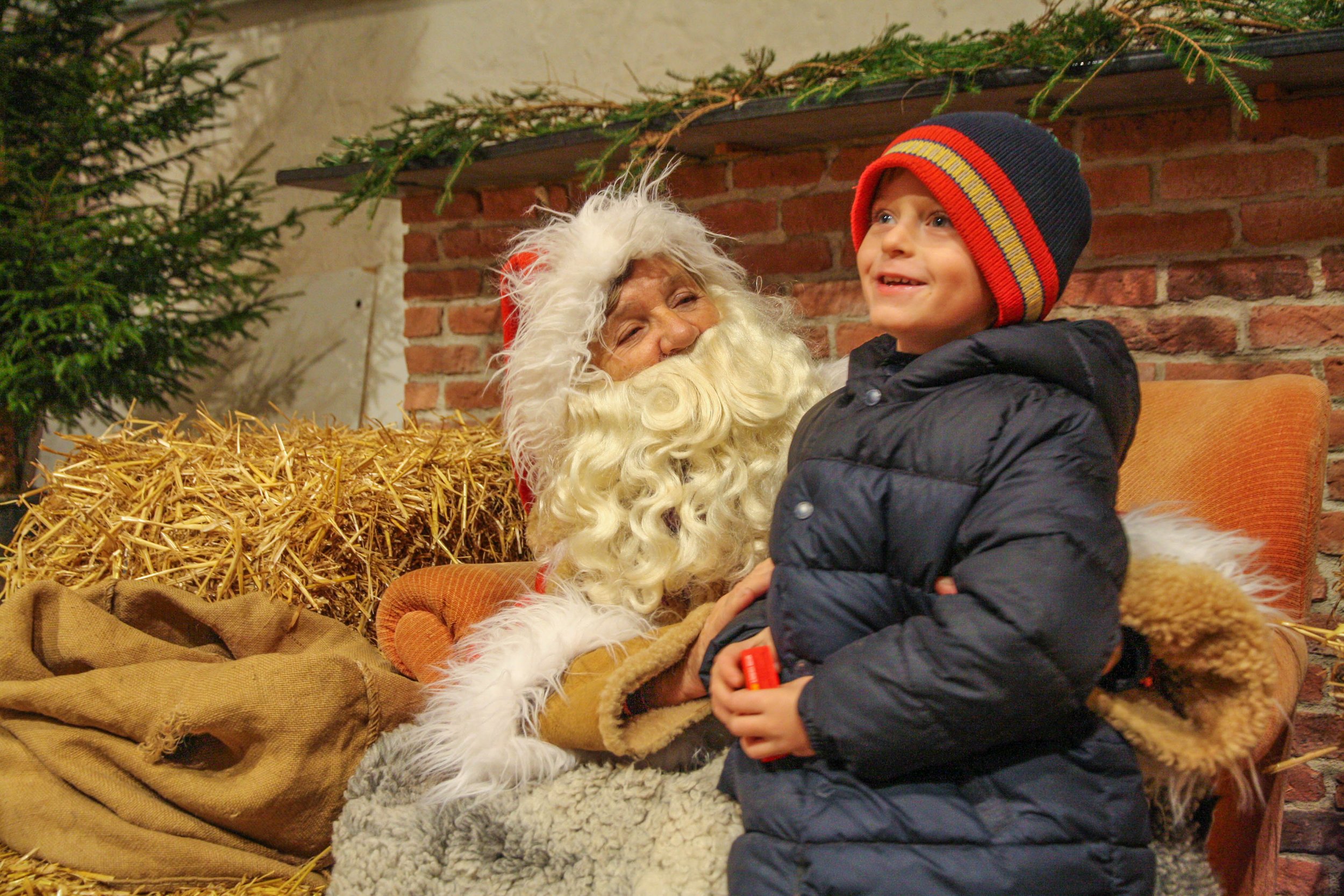  Gå på julklappsjakt i parken och labyrinten och hitta den virrige tomtens paket. Besök honom sedan kanske han vill berätta en spännande saga? 