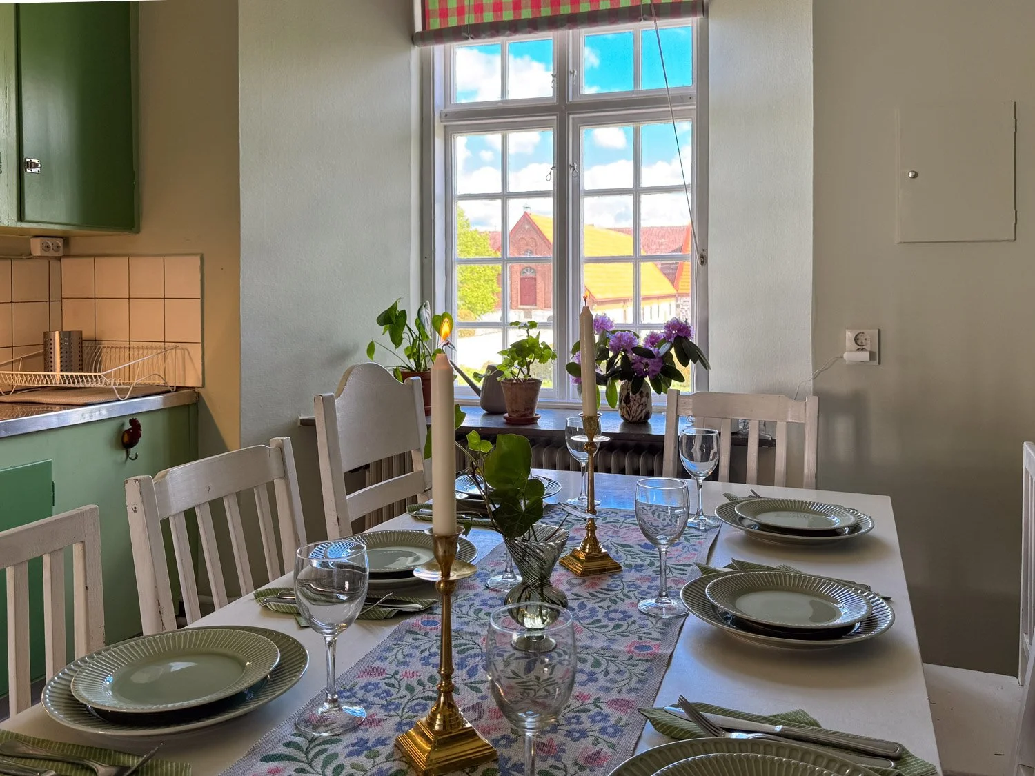 slottets-gästvåning-kök-matsalsbord.jpg