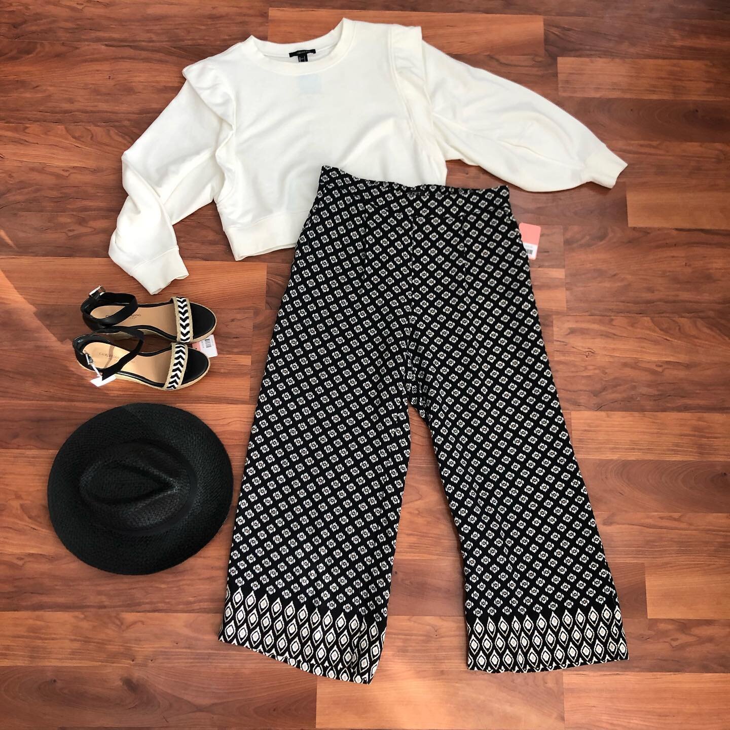 Which hat would YOU wear with this outfit ? 

🌸😍🤩 

Heels - 7.5 
Top - Small
Pants - Medium 

#mankato #shoplocal #smallbusiness #supportlocal #shopsmall #mn #msu #consignment