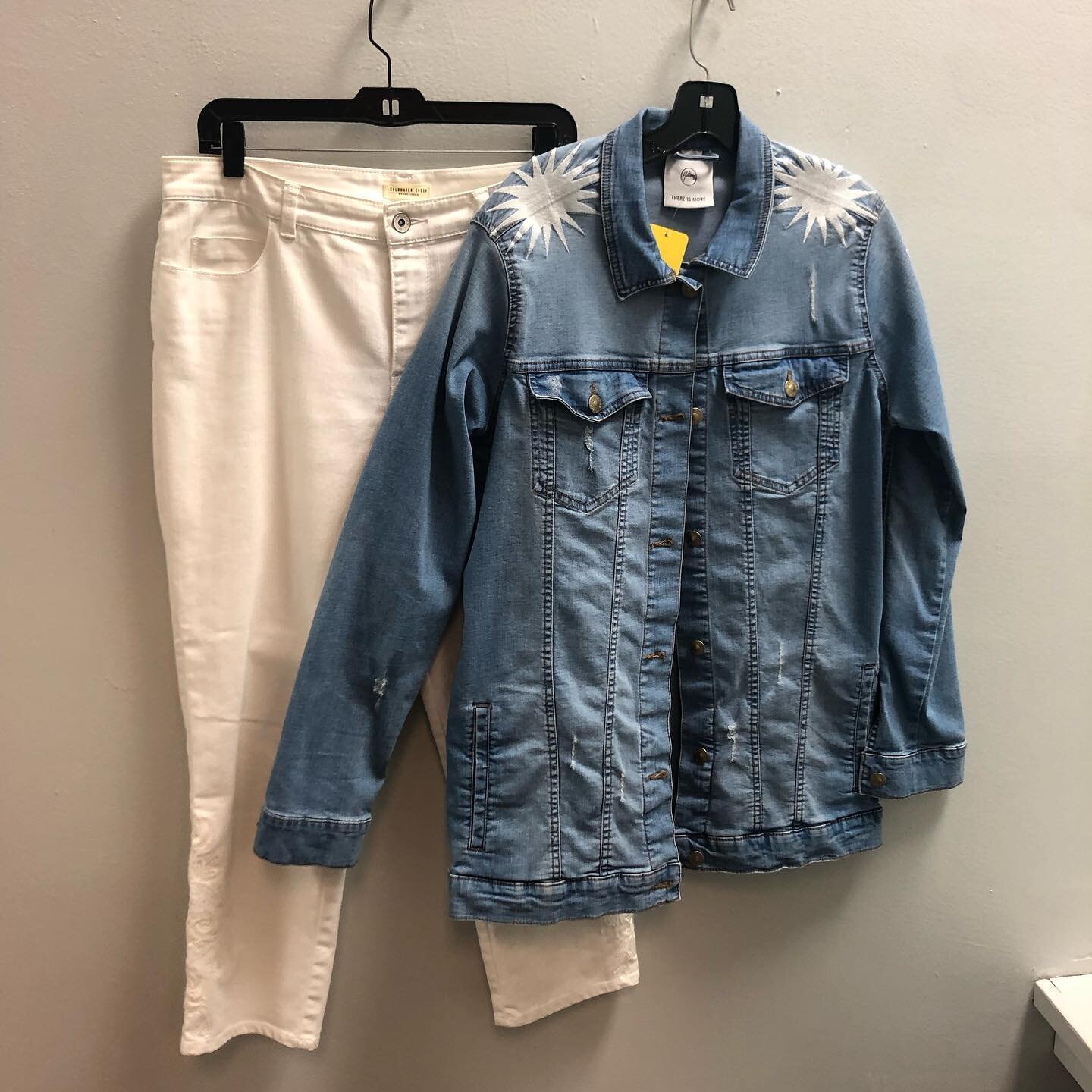 🤩 LOVE the details on this Jean jacket!! (XL) 

Stop by to shop our new spring arrivals!! 🥰 Open until 6 today.