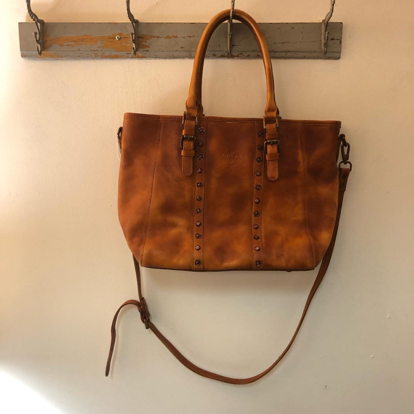 This Genuine Leather Olita purse we just got in is so beautiful!! 🤩🌻🌸