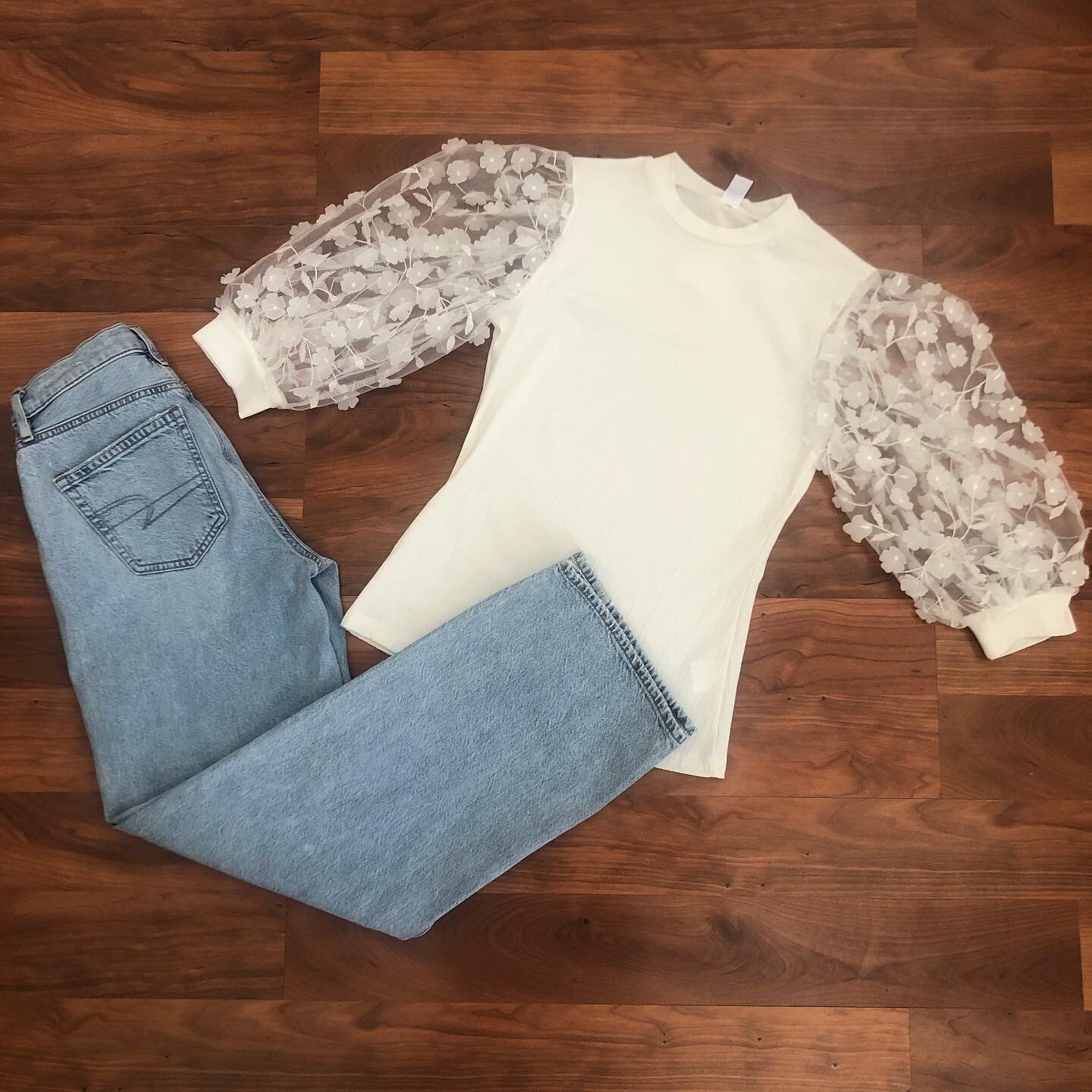 Stop by today! We are open until 6! 🤩 

Shirt and pants size SMALL 

#mankato #mn #shopsmall #shoplocal #southernmn #consignment #springstyles