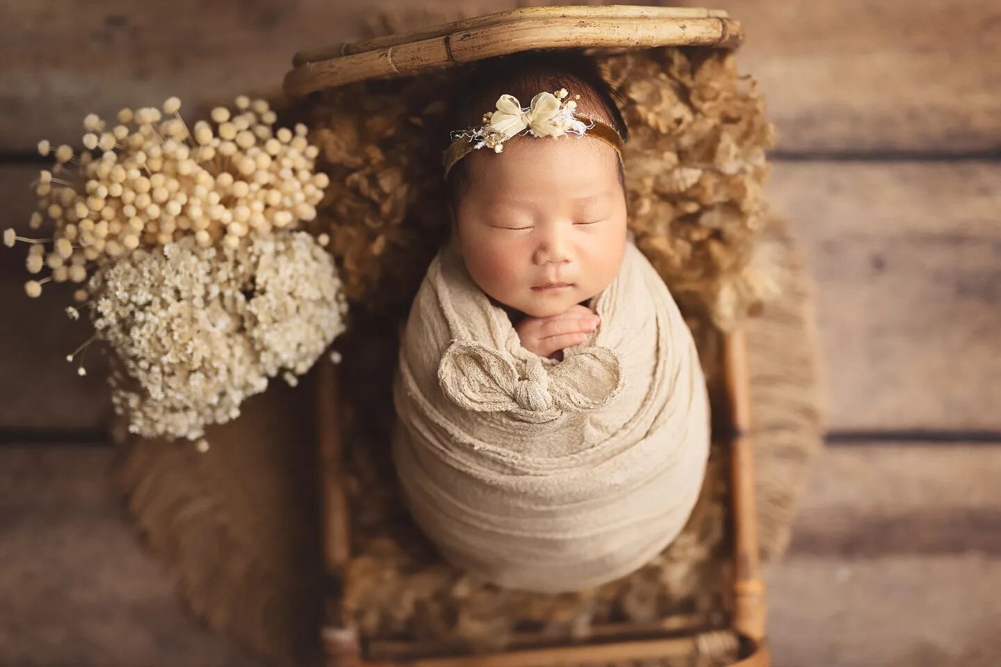 '' There are places in the heart you don&rsquo;t even know exist until you love a child. '' 
.

#firstbaby #newbornartist #mummybloggeruk #newbornphotography #newbornphotographer #familyphotographer #ukphotographer #londonphotographer #newbornphotogr