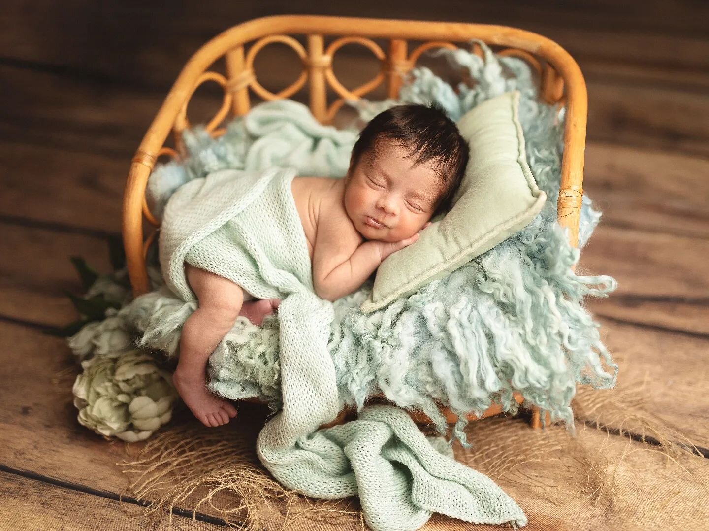 How lovely is he with that cheeky smile?😍❤️

Have you booked your newborn's session? If not, DM me to check the availability.

.

#talesofthemoment #pregnantlondon #7monthspregnant #38weekspregnant #newbornprops #pregnantuk #newbornphoto #newbornpho