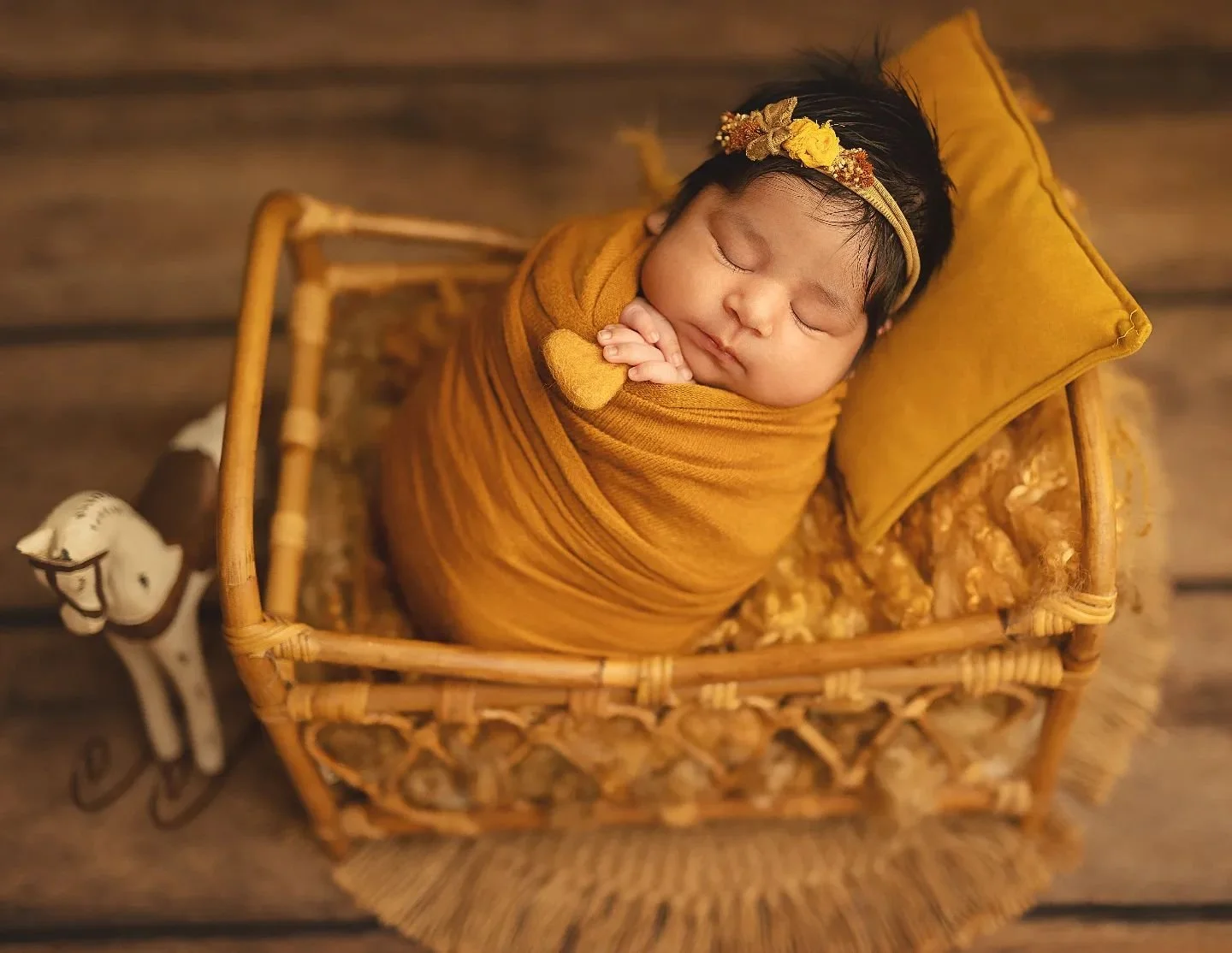I love using yellow in a newborn session because it brings a warm, cheerful vibe. Soft yellow blankets, hats, and props create a cozy and inviting atmosphere. This sunny hue highlights the baby's innocence and adds a touch of joy to the photos.❤️

. 