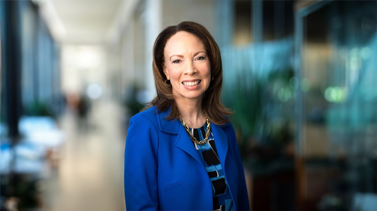 ElevateMeD Awards 2024 Breaking Barriers Award to Dr. Michele Halyard