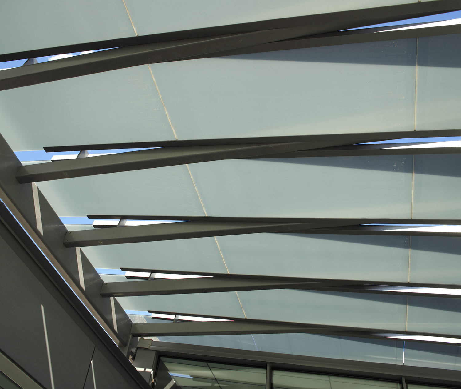 Shaping, filtering and organizing the intense New Mexico sunlight was a critical part of the design process. A 120’ long spine of frosted, tinted glass runs the length of the house and serves as porch, sunscreen, heat shield, and UV shield.