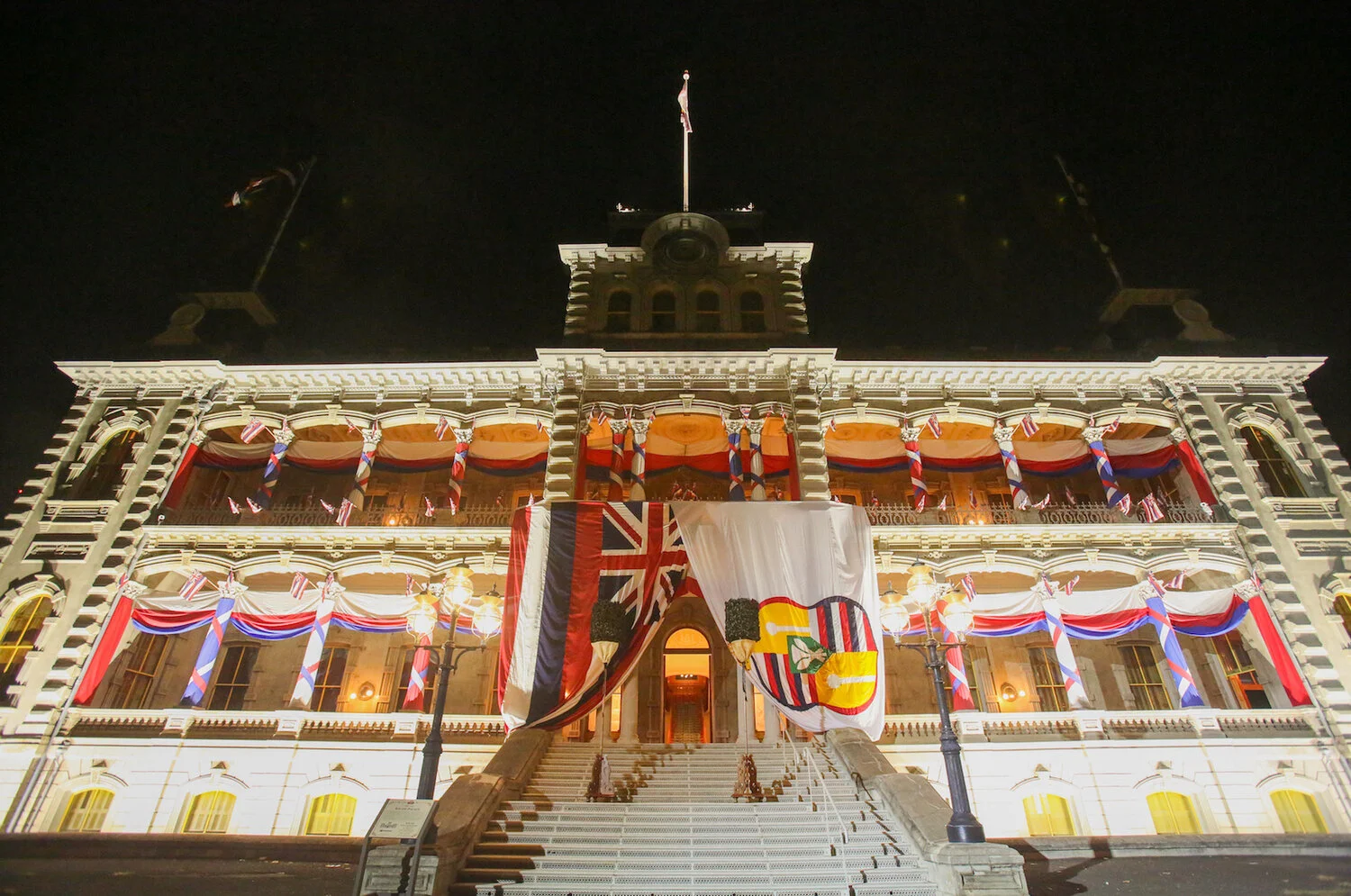 IolaniPalace.Exterior.Kahili.jpg