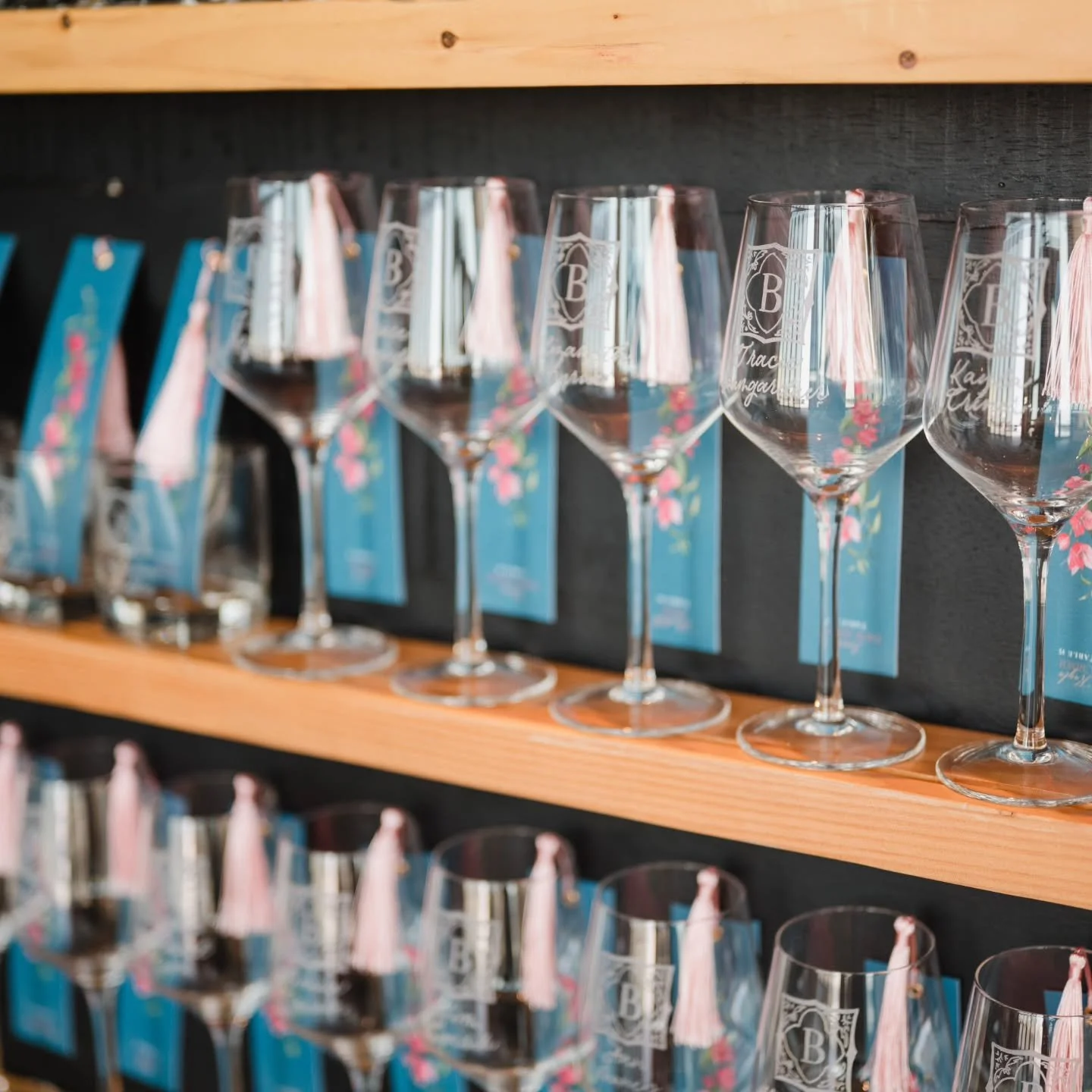 A seating chart that doubles as a statement piece and guest favors ❤️🤌

Each guest pre-selected their choice of glassware, then the wedding crest was hand-engraved and each glass personalized with the guest's name. 
.
.
.
.
@engagedwithnora 
@emilym