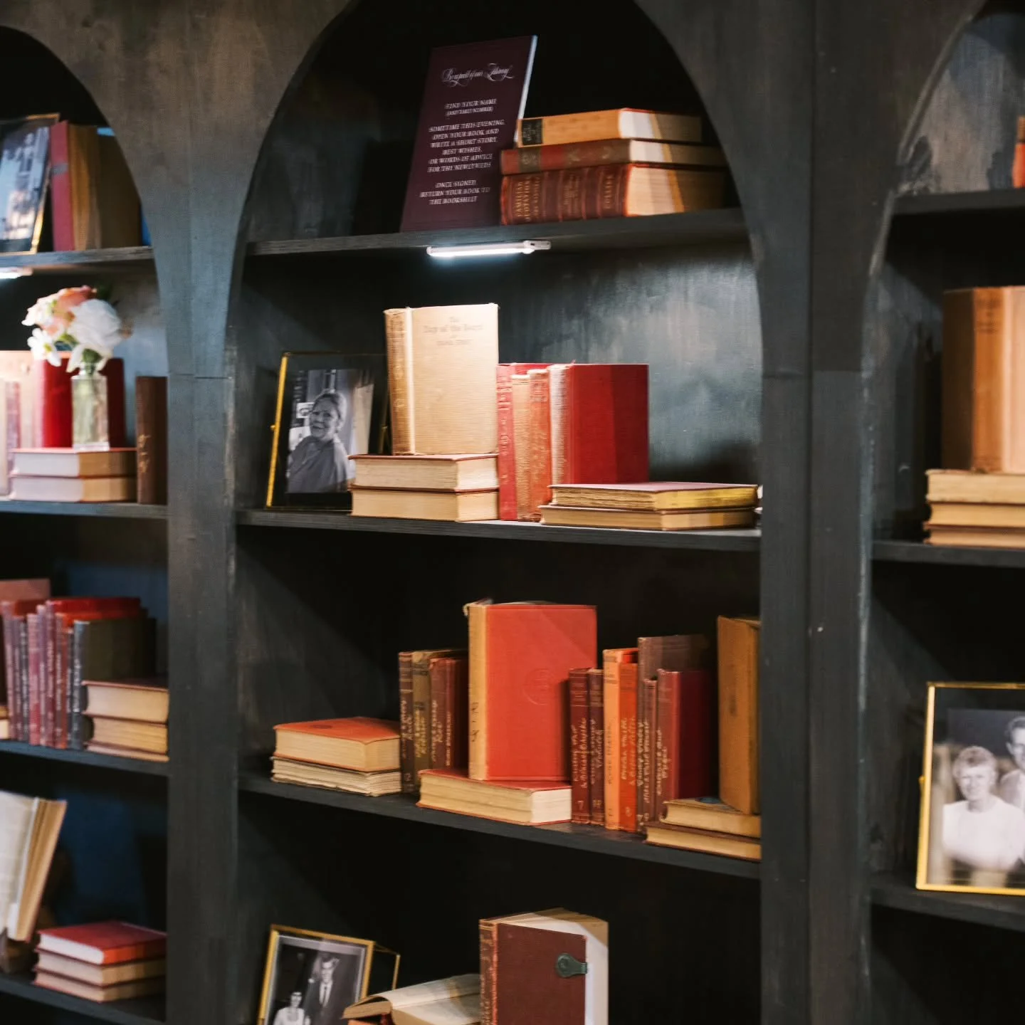Bookshelf seating charts have been having a moment, but this vintage vibe has me swooning ✨️

Planning @rootedtogetherevents 
Photography @kismetvisuals 
Venue @jorgensenfarms 
Vintage Books/Stationery @poeme 
Calligraphy @lovelyarrowsdesigns 
.
.
.
