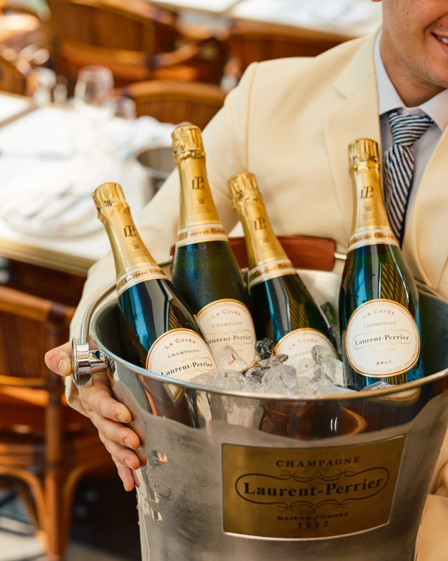 Outdoor season calls for sparkling moments 🥂✨

#TheMAINE #TheMAINEdxb #TheMAINElandbrasserie #TheMAINEbusinessbay #businessbay #dubai #dxb #terrace #champagne