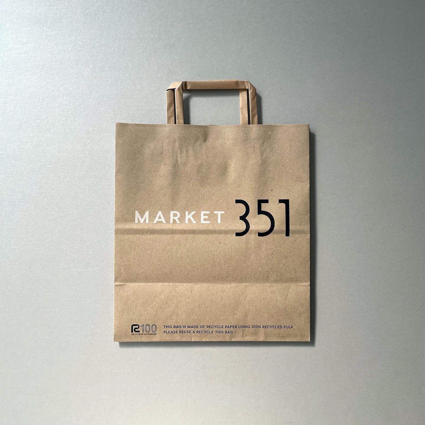 MARKET351の紙袋。
地球環境へ配慮し、リサイクル材などをミックスしたFSC認証（森林認証）の紙を使用しています。
印刷のインクには、植物由来のバイオマス原料を用いた再生可能なバイオマスインキを使用。
⁡
#market351 
#paperbags 
#graphicdesign 
#clakdesign