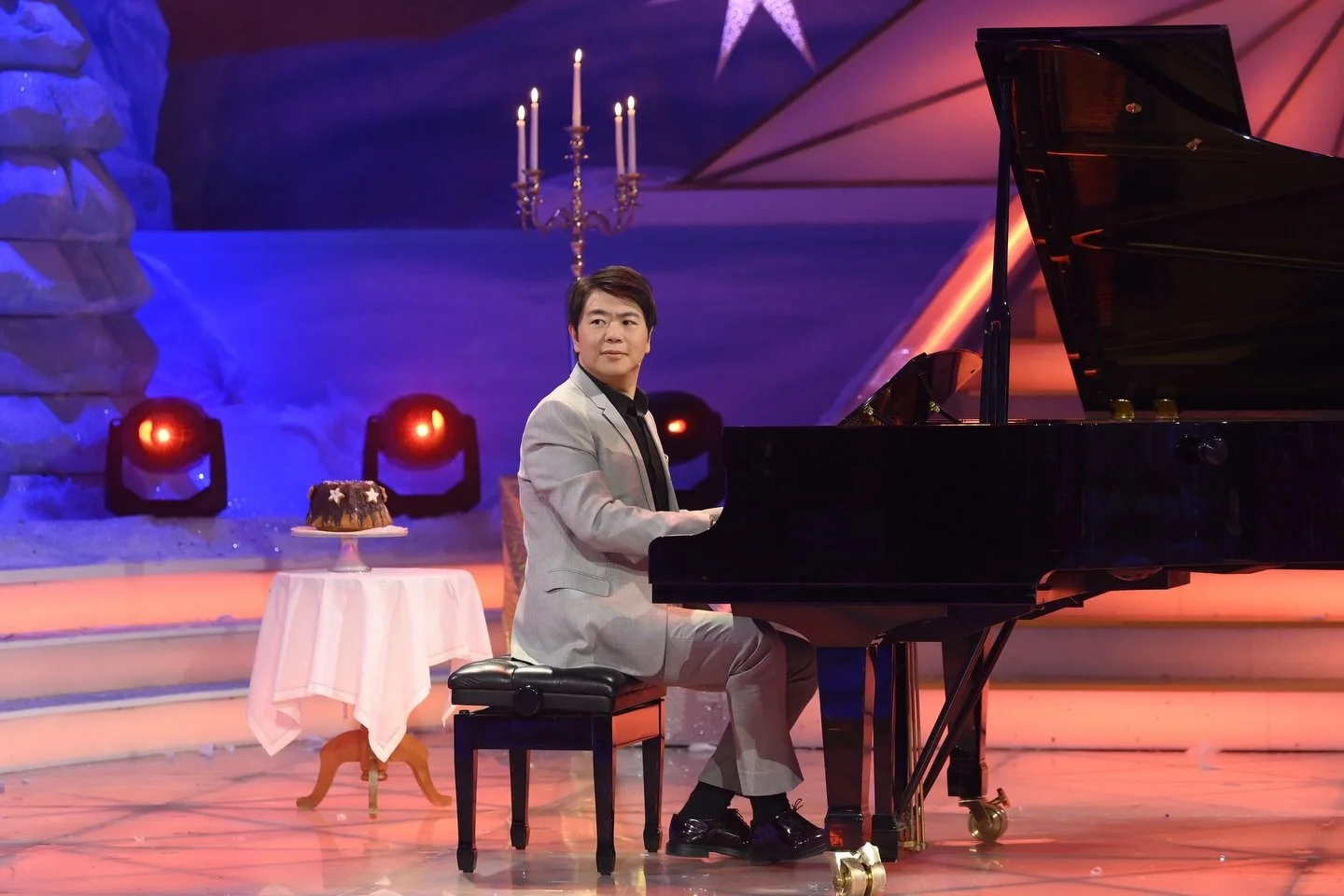 Two weeks ago, I was part of Germany&rsquo;s TV show &lsquo;Adventsfest der 100.000 Lichter&rsquo; - It was a magical night full of Christmas Lights, and Christmas Spirit! 🎄✨ I presented a special version of my new single, &lsquo;In der Weihnachtsb&