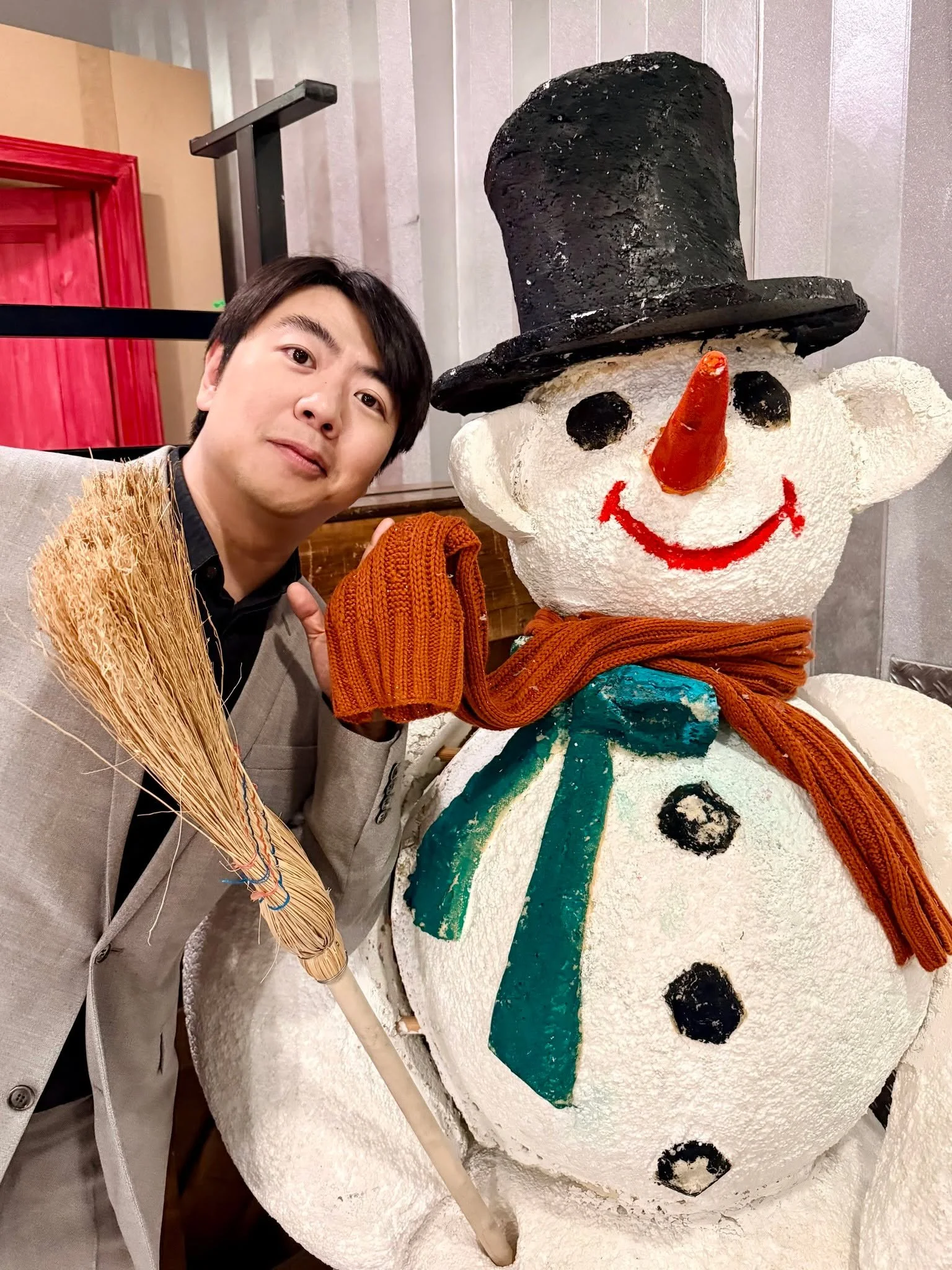 Wishing you all a Happy Holiday! ❤️
I had the pleasure of meeting a festive friend backstage recently! ☃️