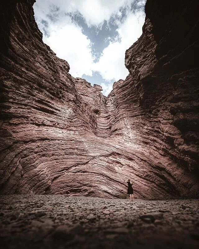 These weird shapes in the rocks alongside the Quebrada de Las Conchas are formed because of ancient waterfalls that ran through them. Some of them have names, this one is El Anfiteatro. Because of its shape it supposedly has great acoustics so someti