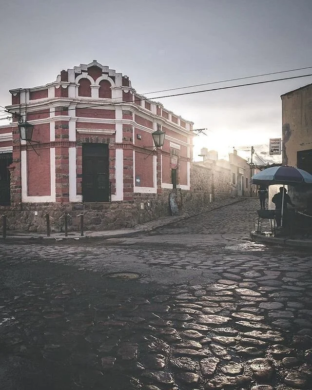 Humahuaca. I love these little streets! On every 2 corners there was a street vendor selling food grilled on a half oil can. There where small shops with locally made stuff, there where small bars and cosy hostels and people out there where just livi