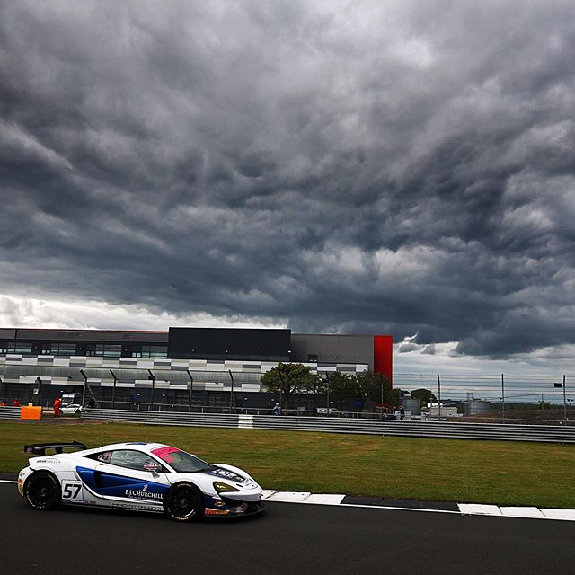 The calm before the storm !  #doningtondecider #britishgt #hhc #mclaren #advanceconstruction #baylisandharding