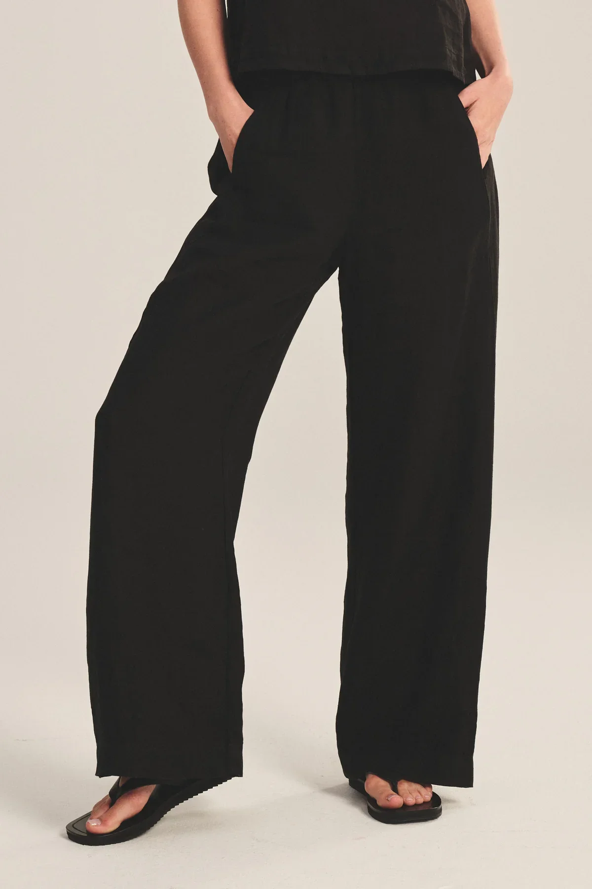 lola03-black_011_crop.jpg.png
