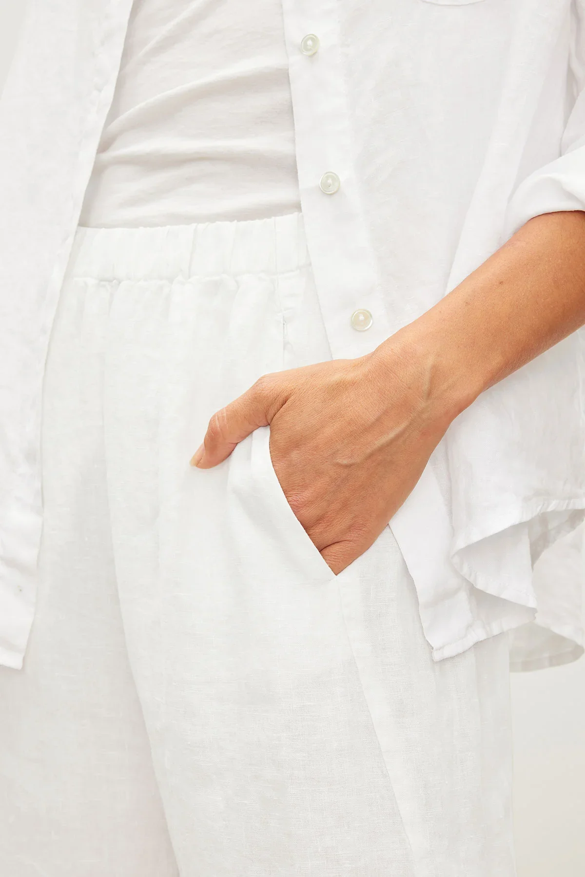 btm-woven-linen-lola03-white-natalia05_0048_85c9ff5c-9a37-49b2-b6a5-da79fcbb998f.jpg.webp