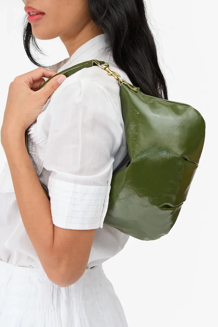 Petit-Moyen-Messenger-Crinkle-Patent---CVH1001048-ARMY---Sandra_2.jpg.png