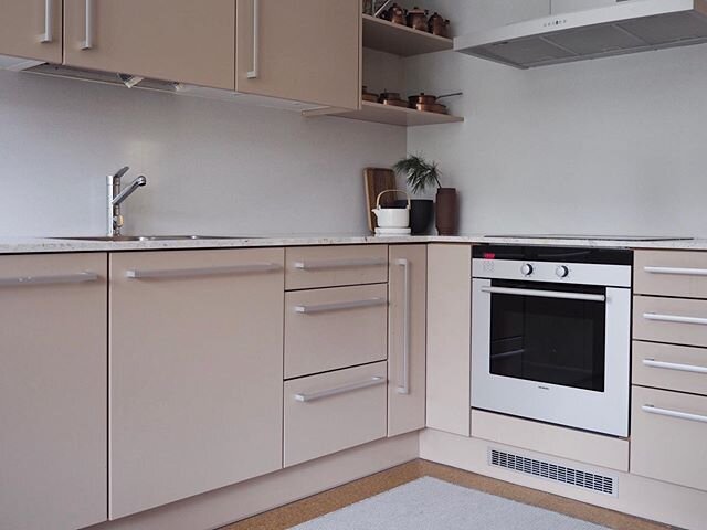 Kitchen facelift ✨ 
In this project we renovated a kitchen in need of an update. We retained the floor plan, the floor, appliances, cabinet frames and pulls. What we did was to replace the old doors with new ones from Mellano in the colour Mocca (a p