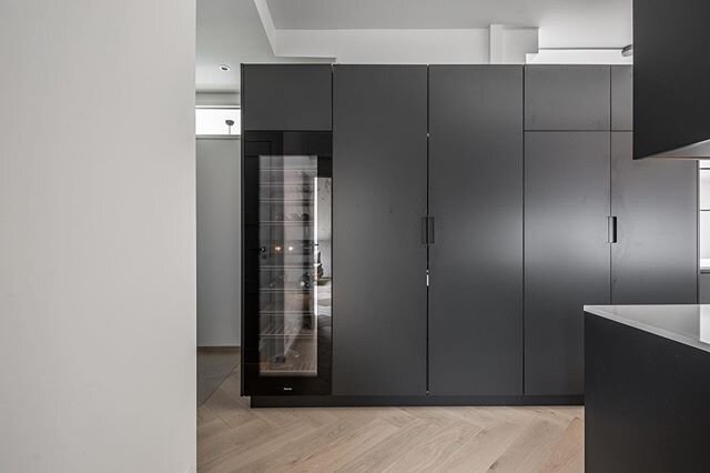 Sleek and contemporary kitchen✨ 
In this kitchen we were able to really maximise storage and functionality. 
#lillacreations by #hannatuominen #interiordesigner #interiordesign #kitchendesign #kitchen #kitcheninspiration #contrmporarydesign #interior