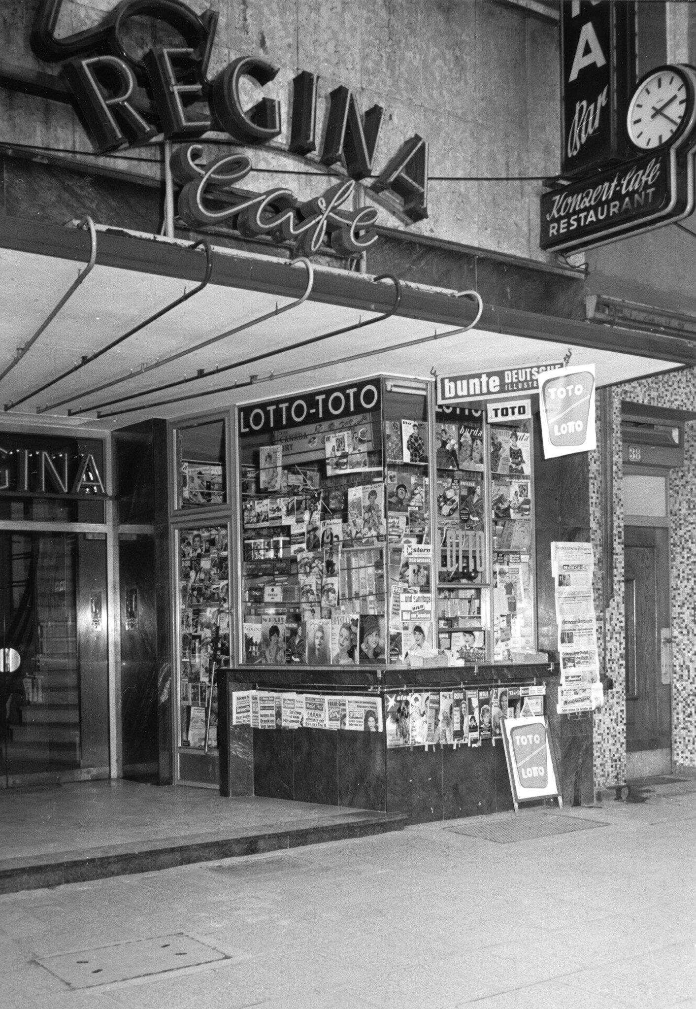 Kiosk am Café Regina, Bismarckstraße 40, LU-Mitte Anfang 1960er Jahre.jpg