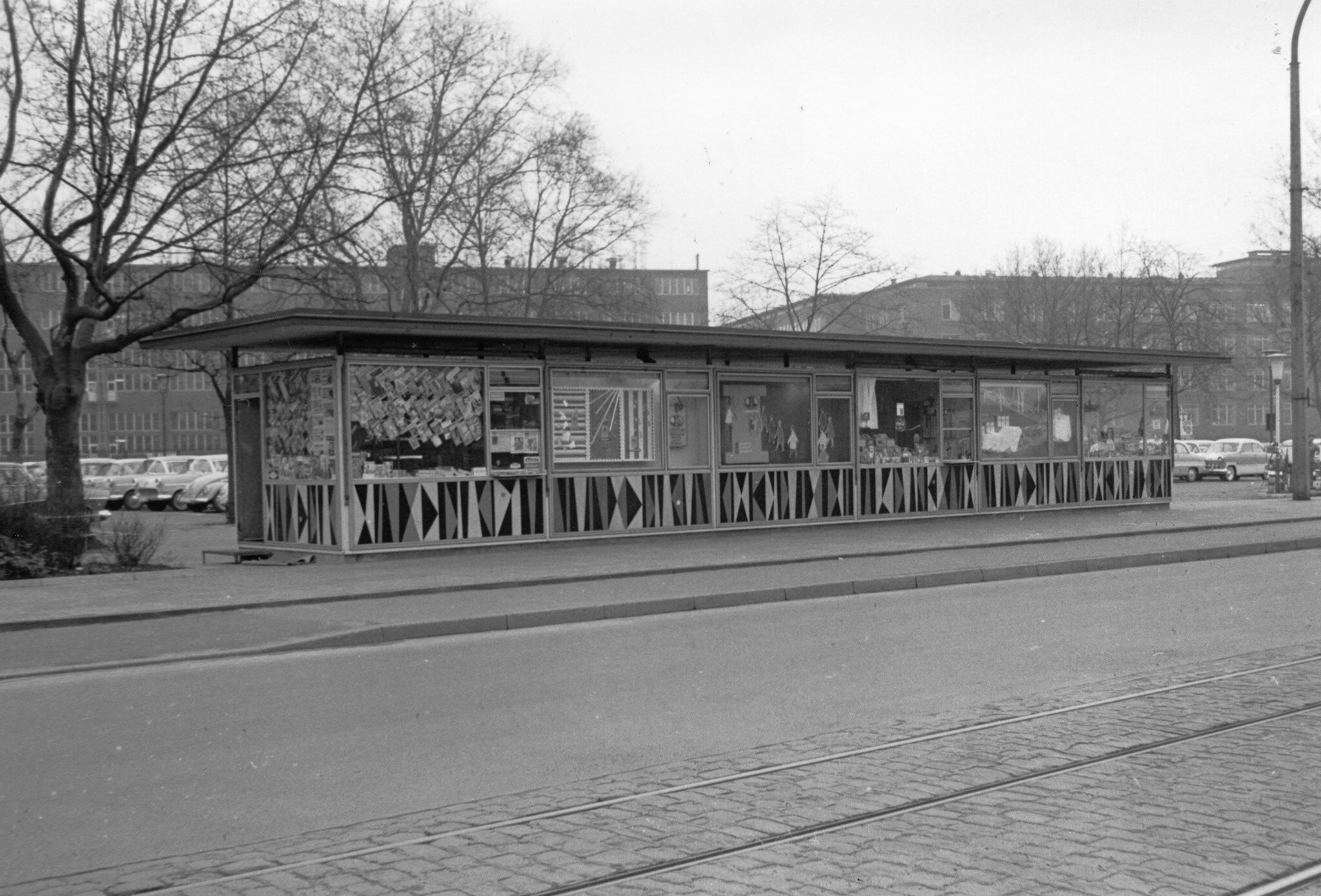 Kiosk am Parkplatz der BASF Rheinuferstraße, Anfang 1960er Jahre.jpg