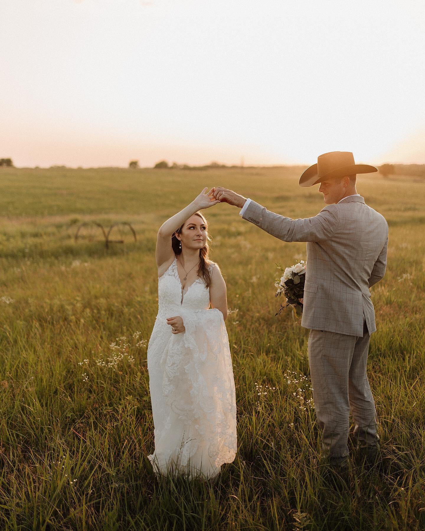 It&rsquo;s Friday which means it&rsquo;s been one week of marriage for these two!! Frank and Bekah had the most beautiful perfect summer wedding, and thanks to Kansas, had such an incredible view at sunset!  Honestly, I will always be pinching myself