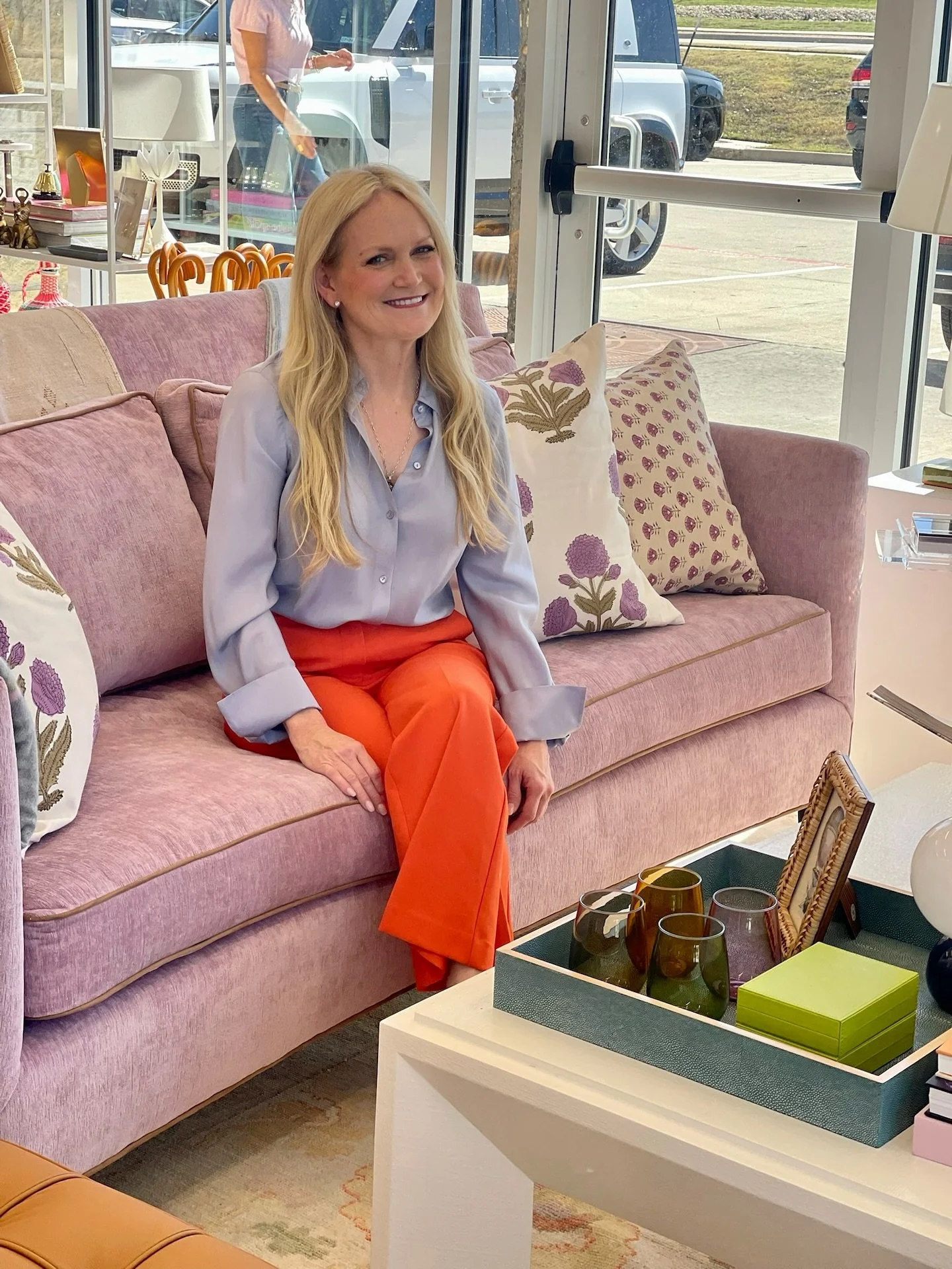Home! 💕 Our founder @tracy.mcneese is right at home in our studio and you will be too! The Curated and Co. space is designed to display all the elements that make a beautiful home from artwork to accessories to a well-curated sample library. We invi