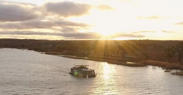 A little something nice to end your Friday with 😎
A still from  director @harry_sanna 💯 
#still #sunsets #humpday #australia #cinematography #vacationwoes #artofvisuals