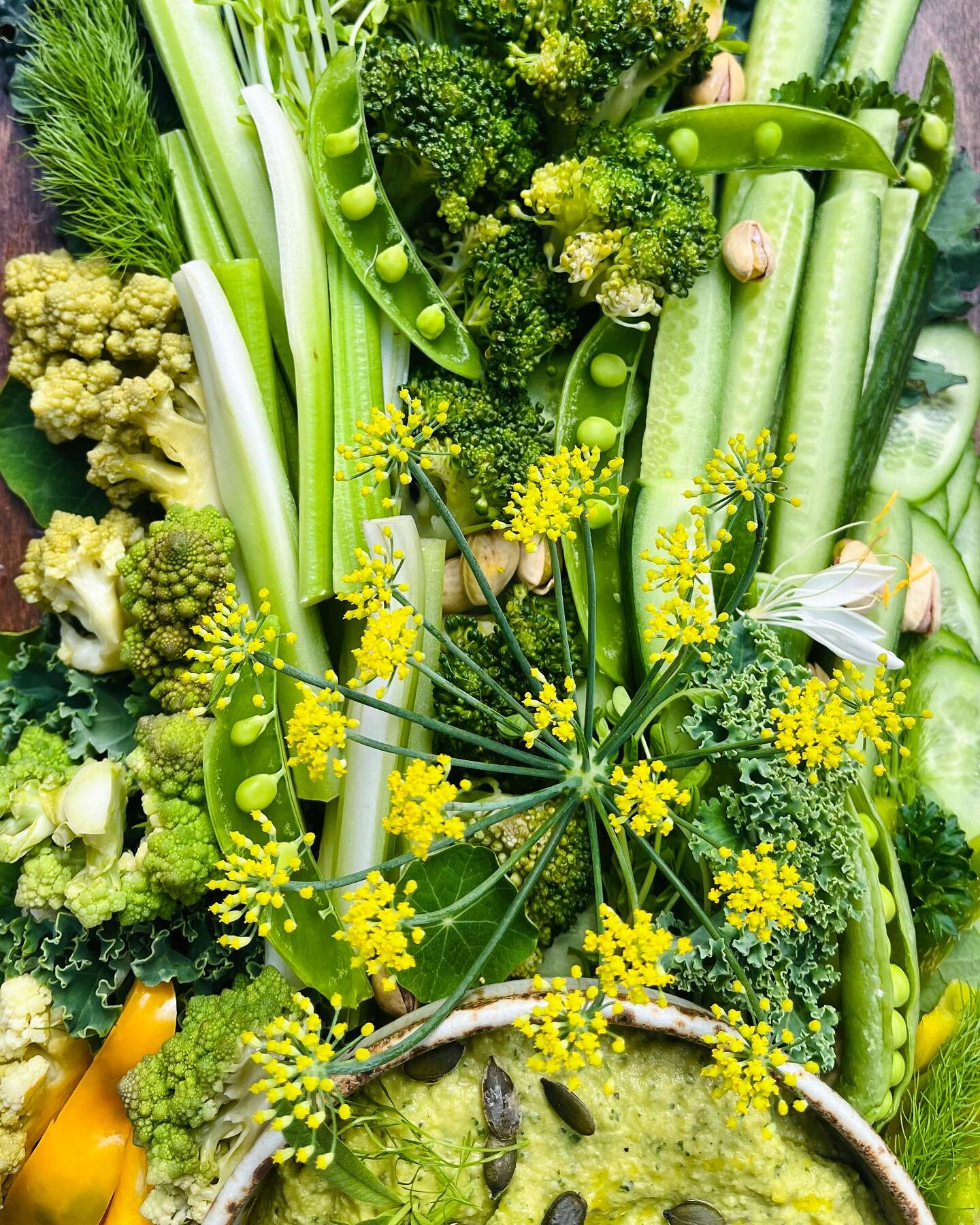 Details:
Tokyo turnips, daikon, romanesco, fennel flowers, begonia blossoms, pea shoots, emerald hummus

#grazingboard #edibleflowers #hudsonquebec #floracocina #eatflowersbekind #catering