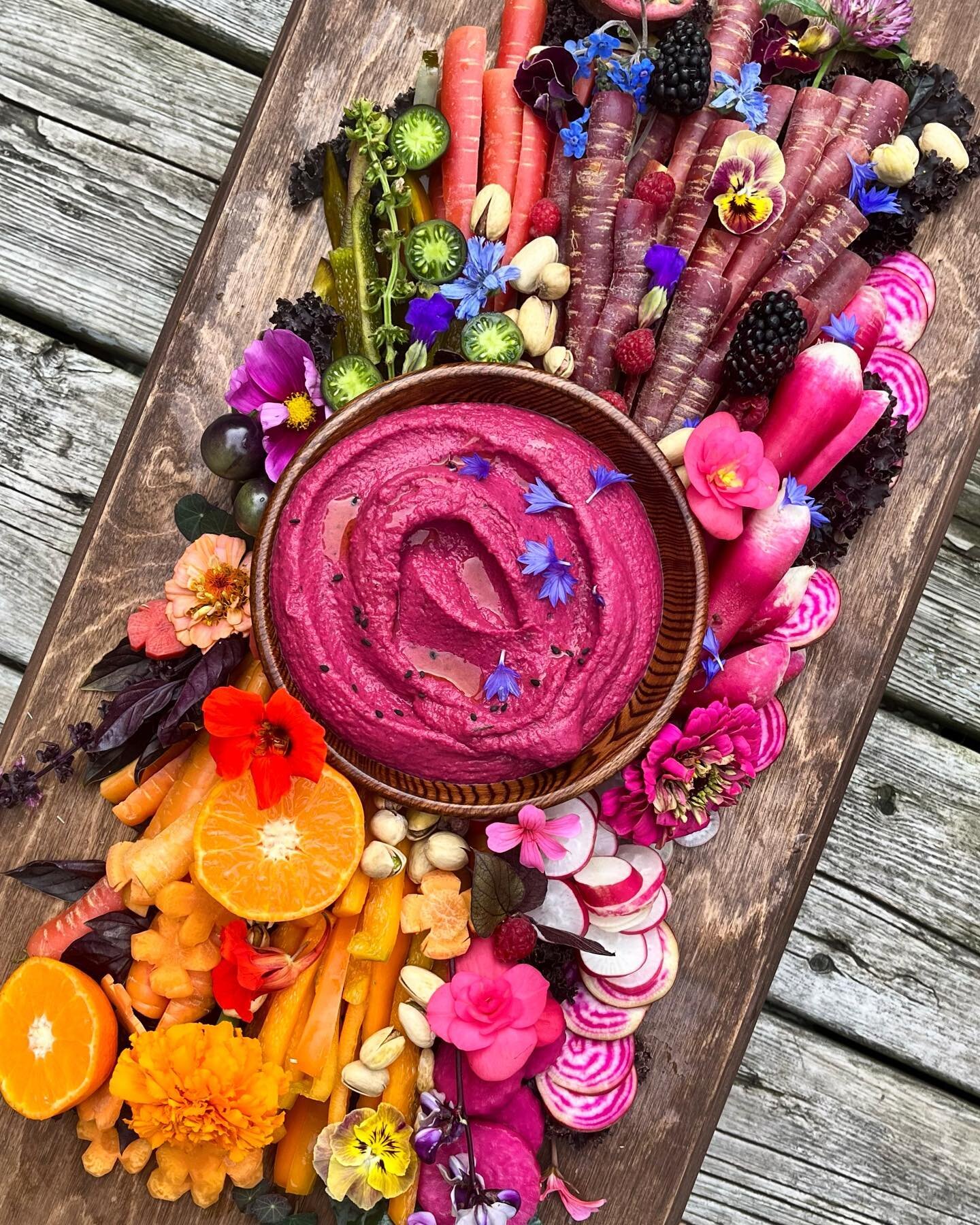 Saturated hues of farm fresh veg. It&rsquo;s really edible table decor!

#grazingboard #edibleflowers #floracocina #hudsonquebec #organic #eatflowersbekind #flowersinfood #catering