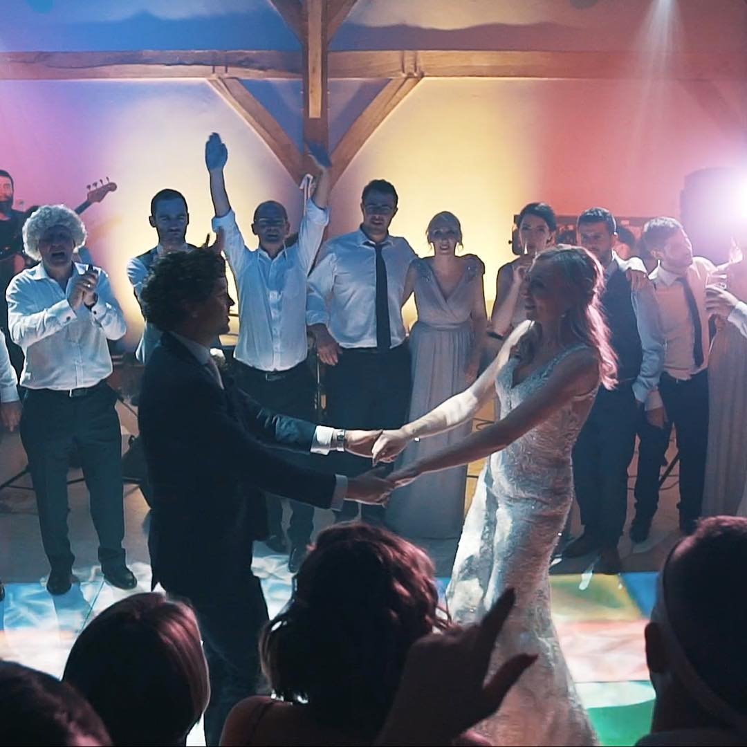 We LOVE weddings! Who&rsquo;s with us??! 👰🤵 Here&rsquo;s us rocking the dance floor at a recent wedding gig 🤟🏻🎶 #band #weddingband #wedding #music #livemusic #weddingmusic #entertainment #weddingentertainment #hireaband #bookaband #dancing #danc