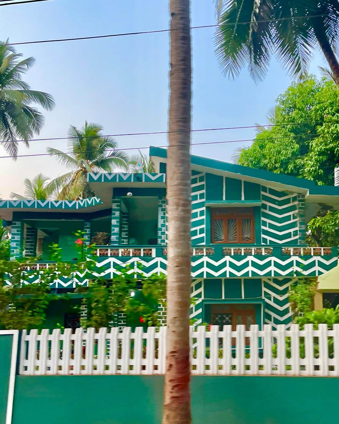 Next up on our Indian tour is Goa where were we were in awe of the colourful houses 🌈🙌🏼
Goan architecture, initially used vegetable and natural dyes for vibrant colors, was not just decorative but also reflected economic status. Owners were requir