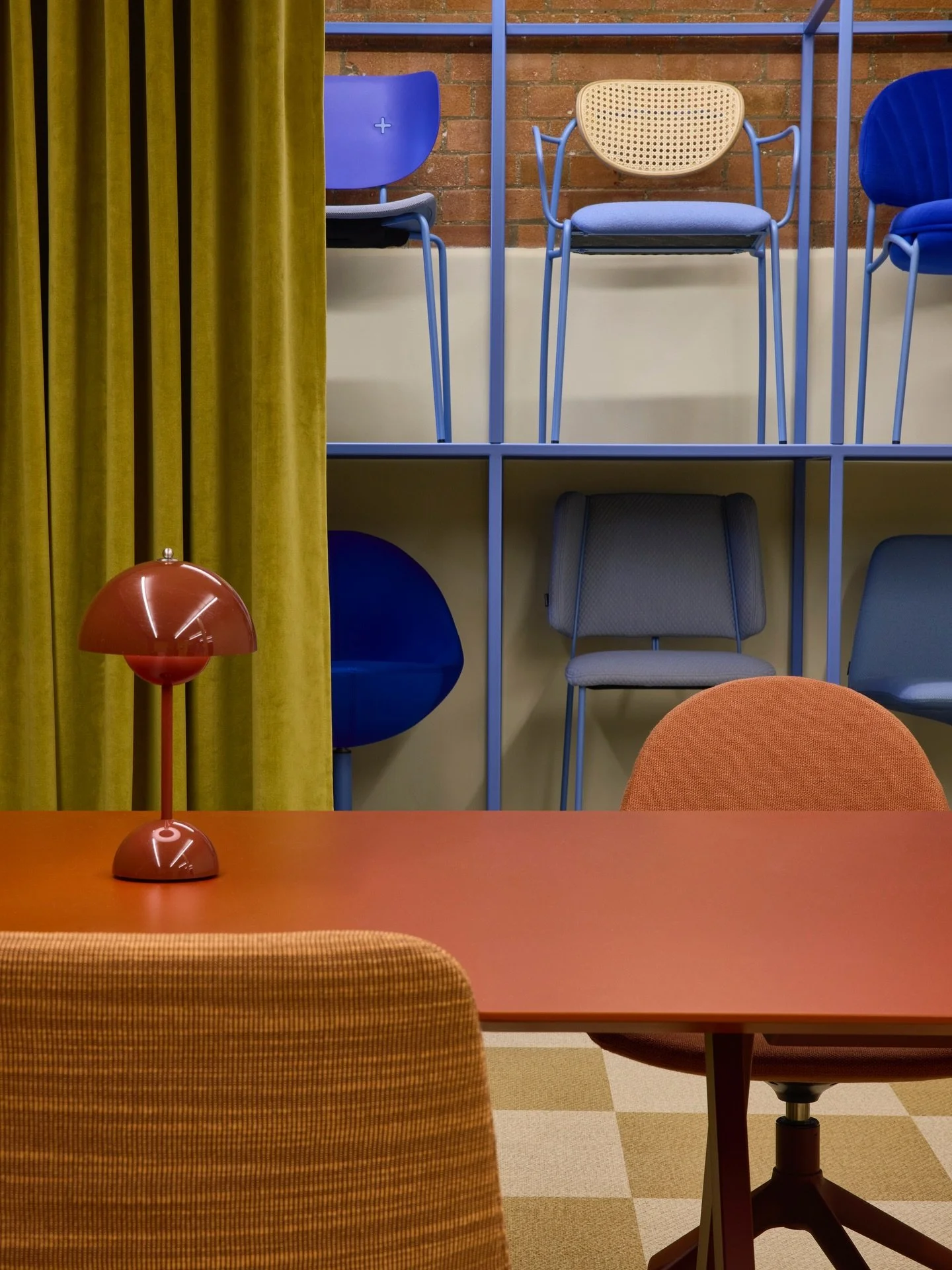 A little Trifle* magic @johansondesignofficial ✨ 

****SWIPE ⬅️TO SEE THE BEFORE****

SHOWROOM - MULTIFUNCTIONAL ZONE

Recessed corner, doing the most 💪✨
By day: chair display + working &amp; meeting hub for the London Johanson team.
By night: effor