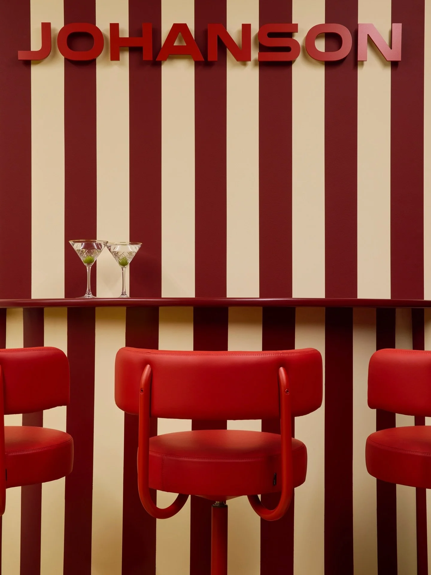 A little Trifle* magic earlier in 2025 for Swedish furniture brand @johansondesignofficial ✨ 

SHOWROOM - BAR

Tiny space, big energy 🍸
The showroom already had a petite kitchenette and a walled nook outside &mdash; so we levelled it up with a playf