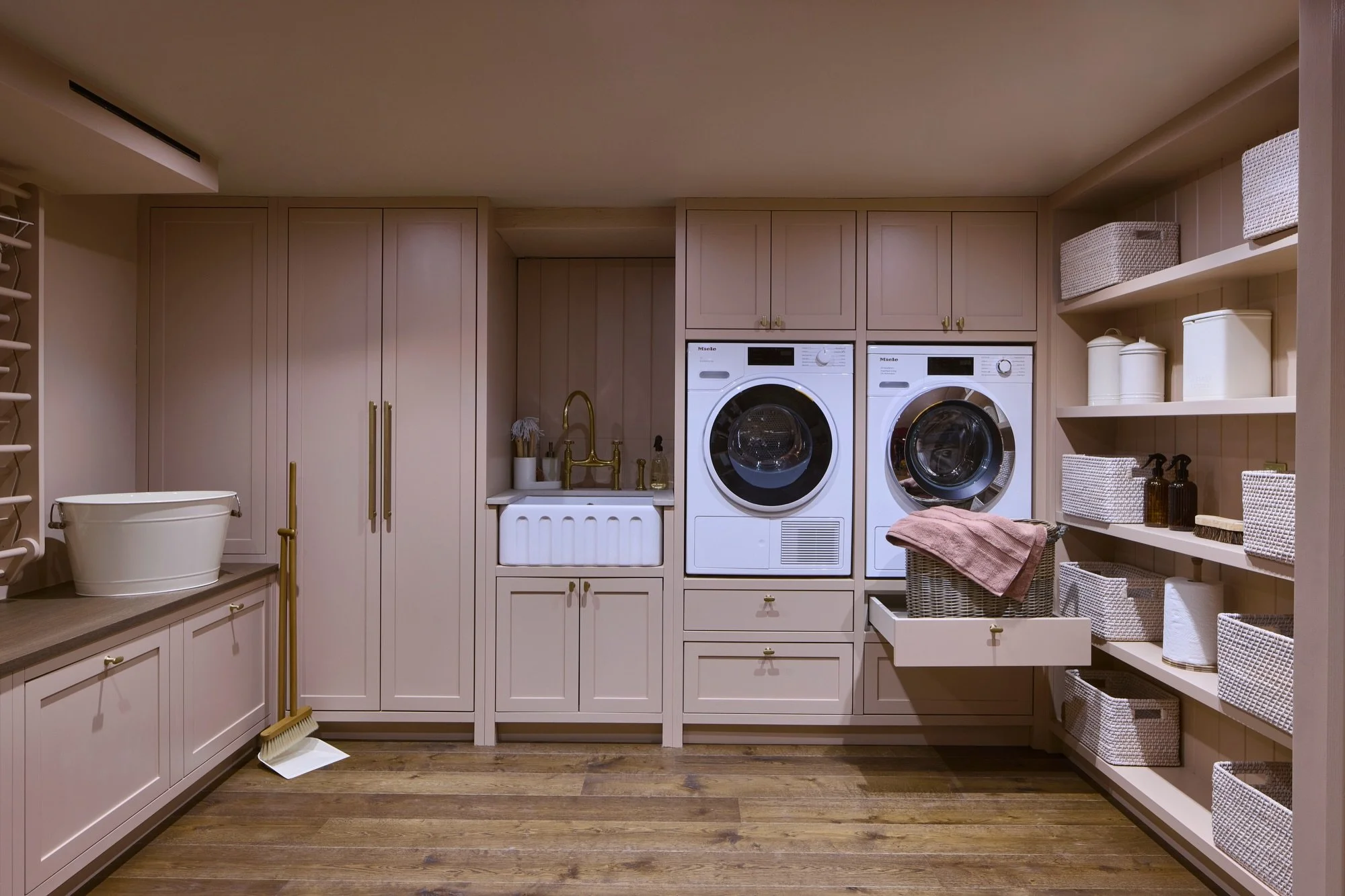 One of our favourite after > befores ever 🤩
Here&rsquo;s the laundry room from our East London pub renovation - we think this is a good improvement 😅✨

Design by us  Trifle* Home
Photos @markcocksedge 
Architecture by @zrp_architects 
Curtains @