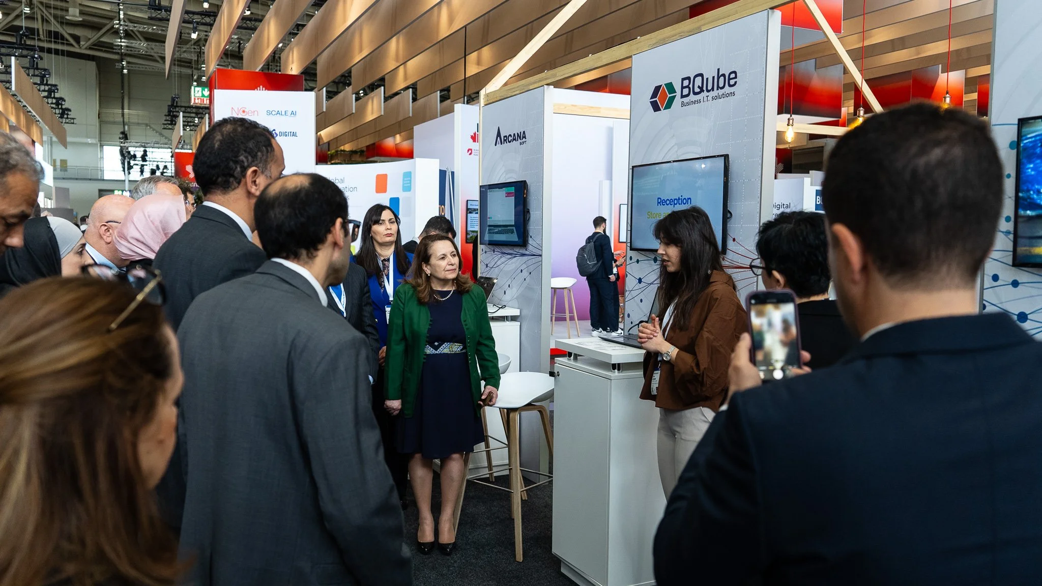 GIZ-Messe-Hannover-Eventfotografie-Präsentation_Menschengruppe.jpg