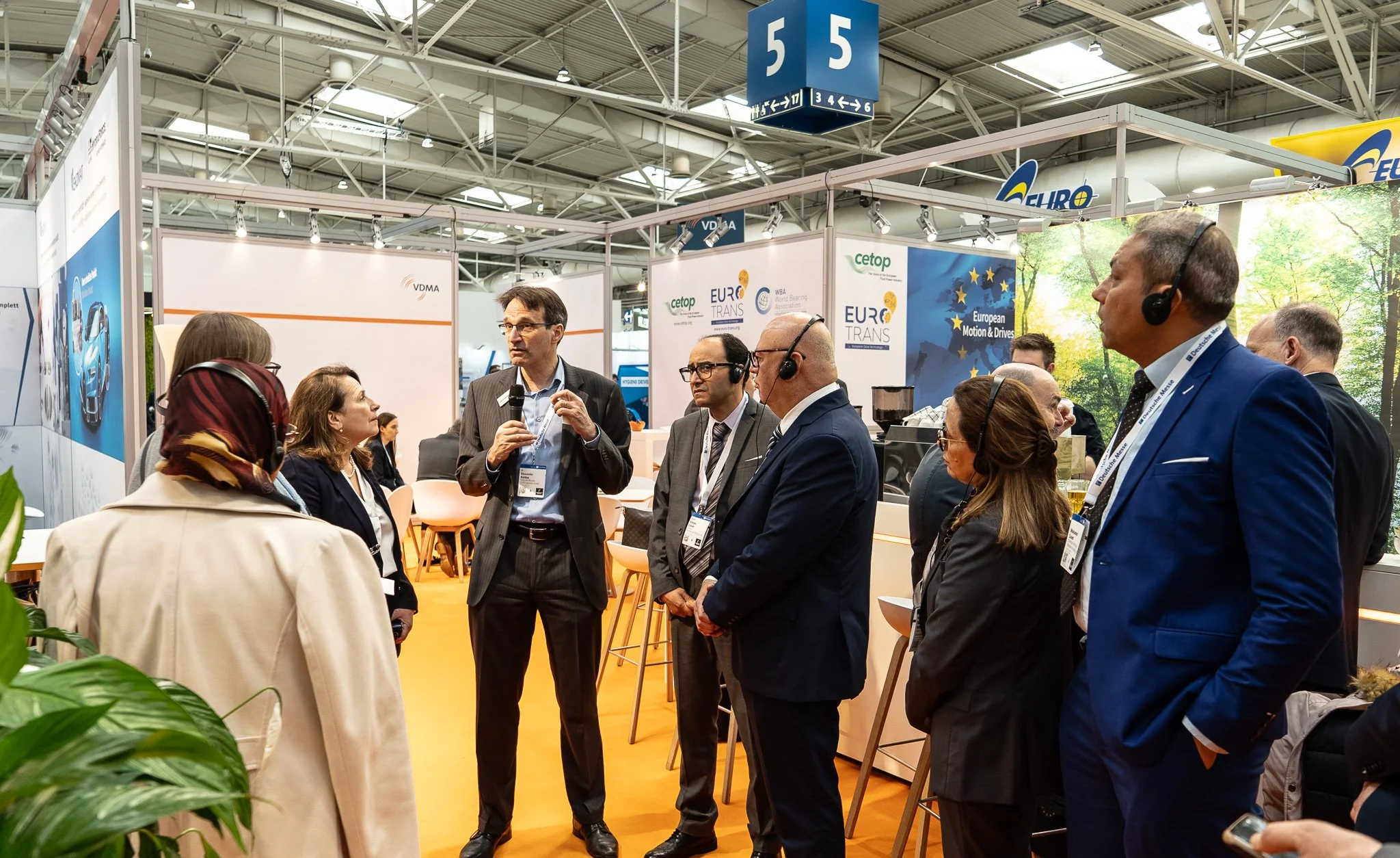 GIZ-Messe-Hannover-Eventfotografie-Präsentation_Menschengruppe-Führung.jpg